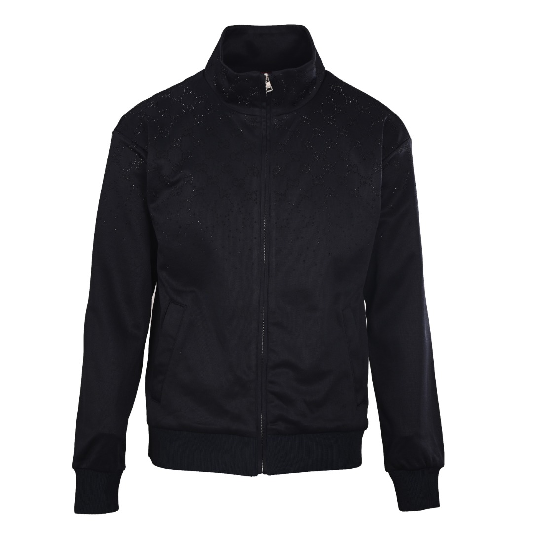 💰340
GUCCI古驰GUC 肩亮片GG饰仿水晶立领拉链外套
采用55%聚酯纤维与45%棉混纺的针织面料为主体，辅件则运用97%聚酯纤维搭配3%氨纶的弹性材质，口袋里布为100%棉，面料组合兼顾了挺括度与穿着舒适度，版型上采用oversized宽松剪裁，立领设计结合金属拉链门襟，形成利落的视觉线条，袖口与下摆的罗纹收边采用氨纶混纺弹性罗纹，增强了服装的贴合度与耐穿性，衣身通体点缀烫钻工艺装饰，以密钉式镶钻手法打造出低调的闪耀质感，侧缝嵌线口袋的嵌边车缝工艺规整，整体将高级成衣的材质运用、结构设计与装饰工艺融为一体
Size：S-L