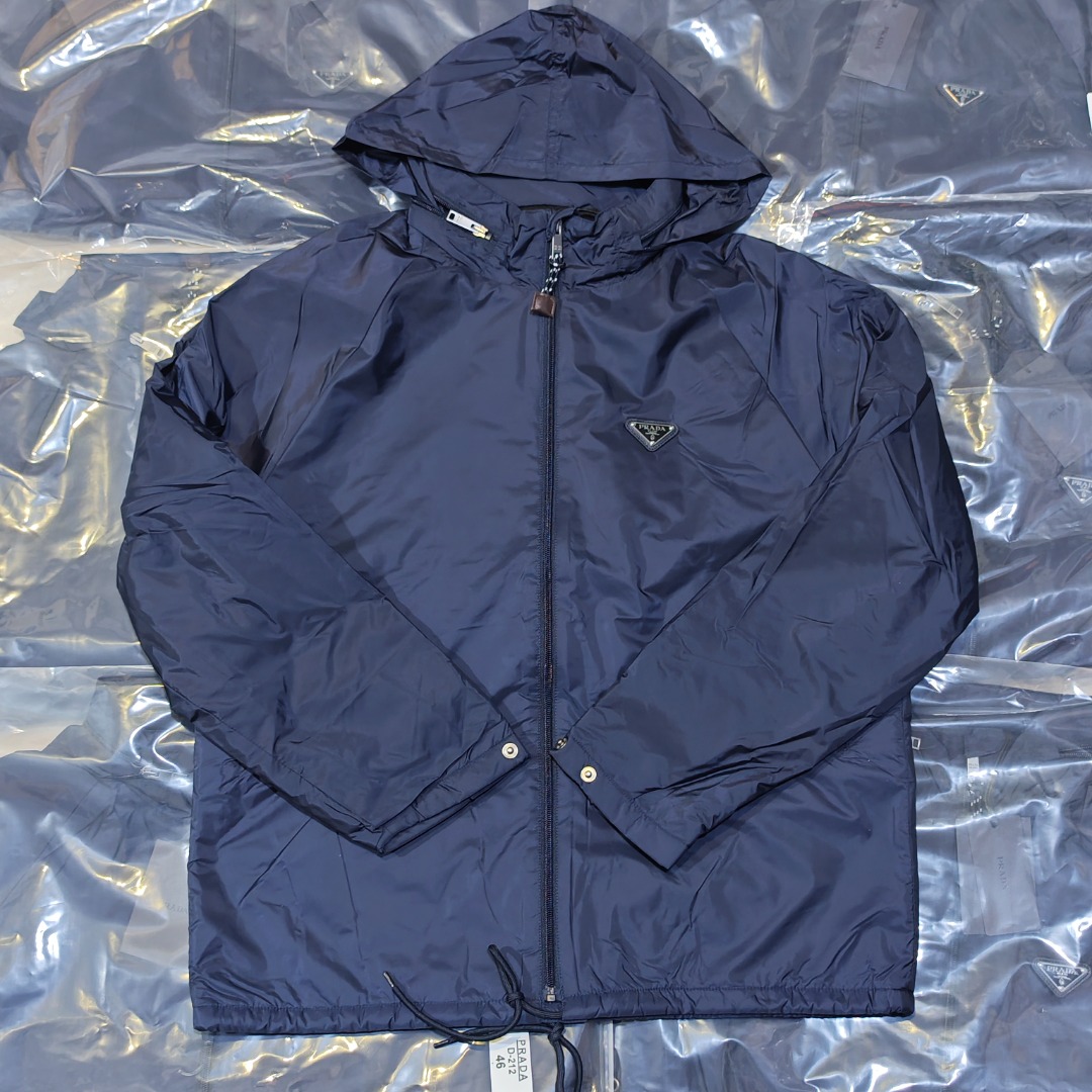 PRADA Chaqueta con capucha y cremallera horizontal de forro polar de nailon regenerado Prada PRD, toma real