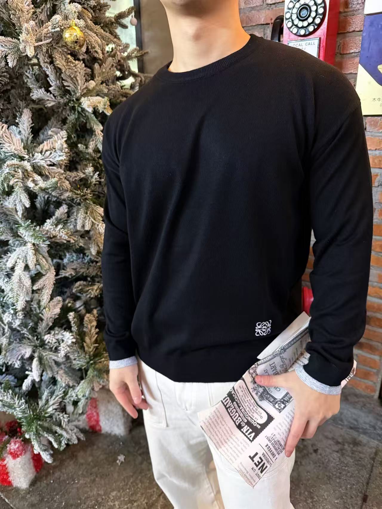 Suéter de cuello redondo con bordado Anagram en el dobladillo de LOEWE, referencia de uso