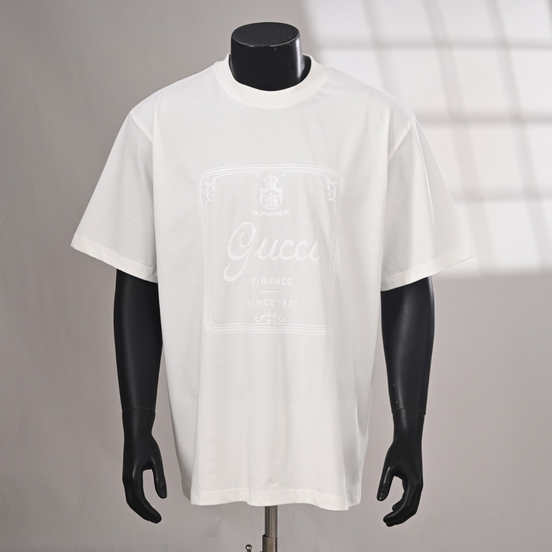 Camiseta de manga corta GUCCI GUC con gran estampado en el pecho, foto real