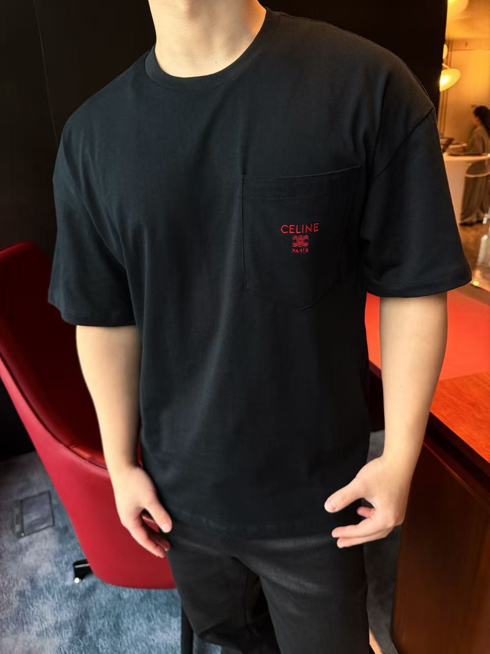 Referencia de uso de CELINE Camiseta de manga corta con bolsillo y bordado rojo