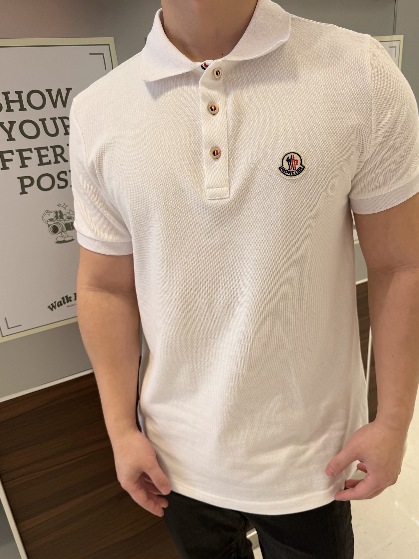 Camiseta polo de manga corta MONCLER MC con etiqueta pequeña de cinta de acceso, referencia de uso en el cuerpo