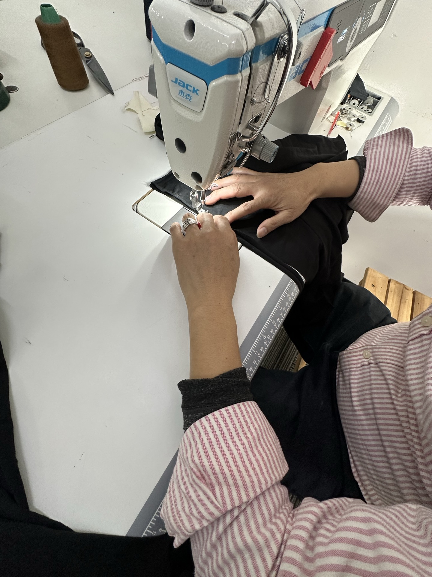 SAINT LAURENT SLP camiseta de manga corta con estampado difuso y colorido, proceso de producción
