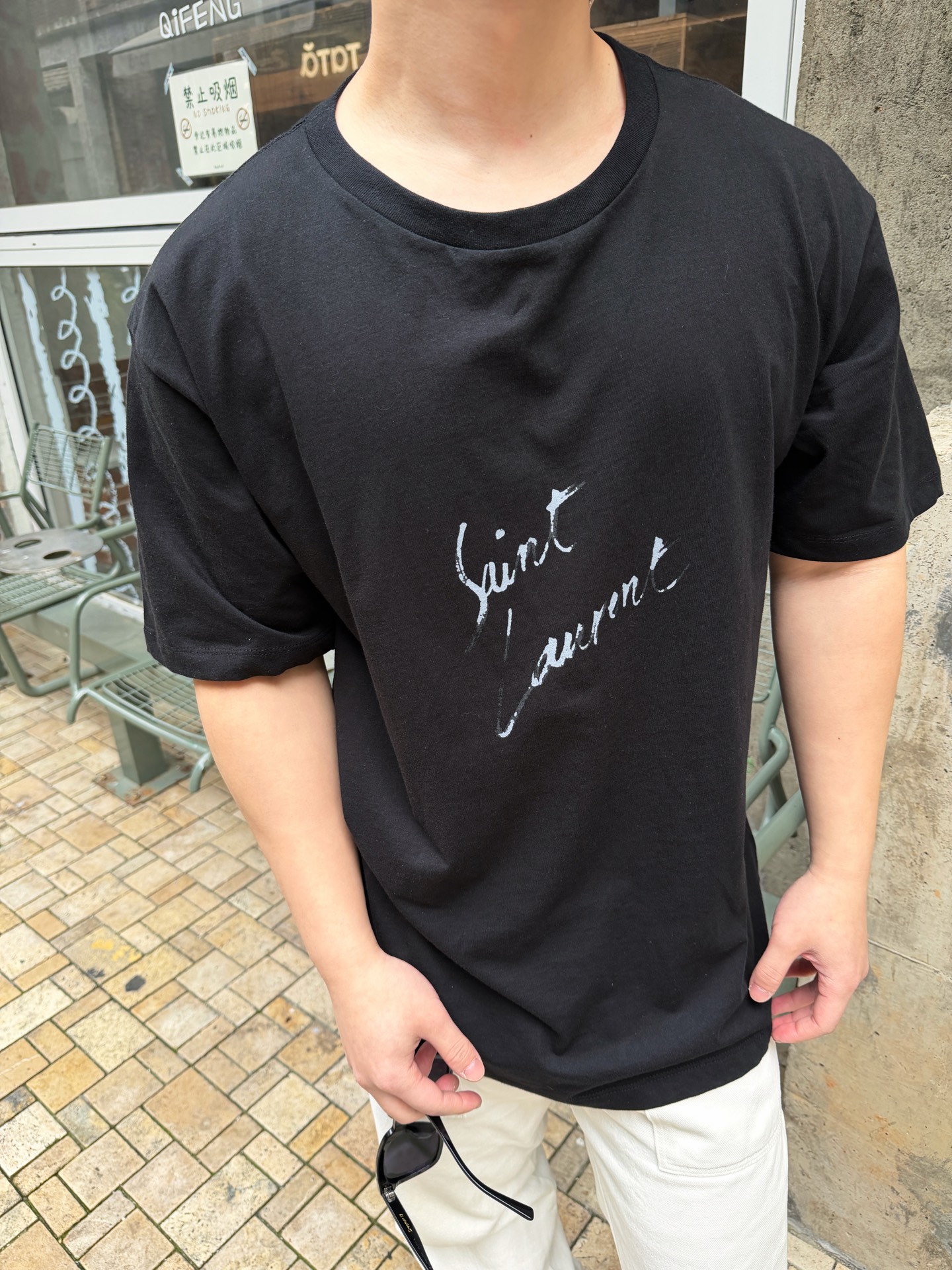SAINT LAURENT SLP camiseta de manga corta con estampado difuso y colorido, referencia de uso en el cuerpo