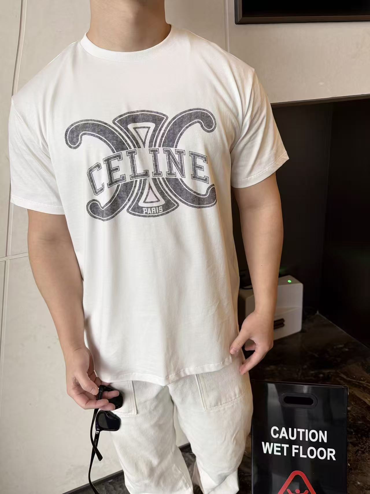 Referencia de uso de CELINE Camiseta de manga corta con estampado grande del Arco de Triunfo en el pecho