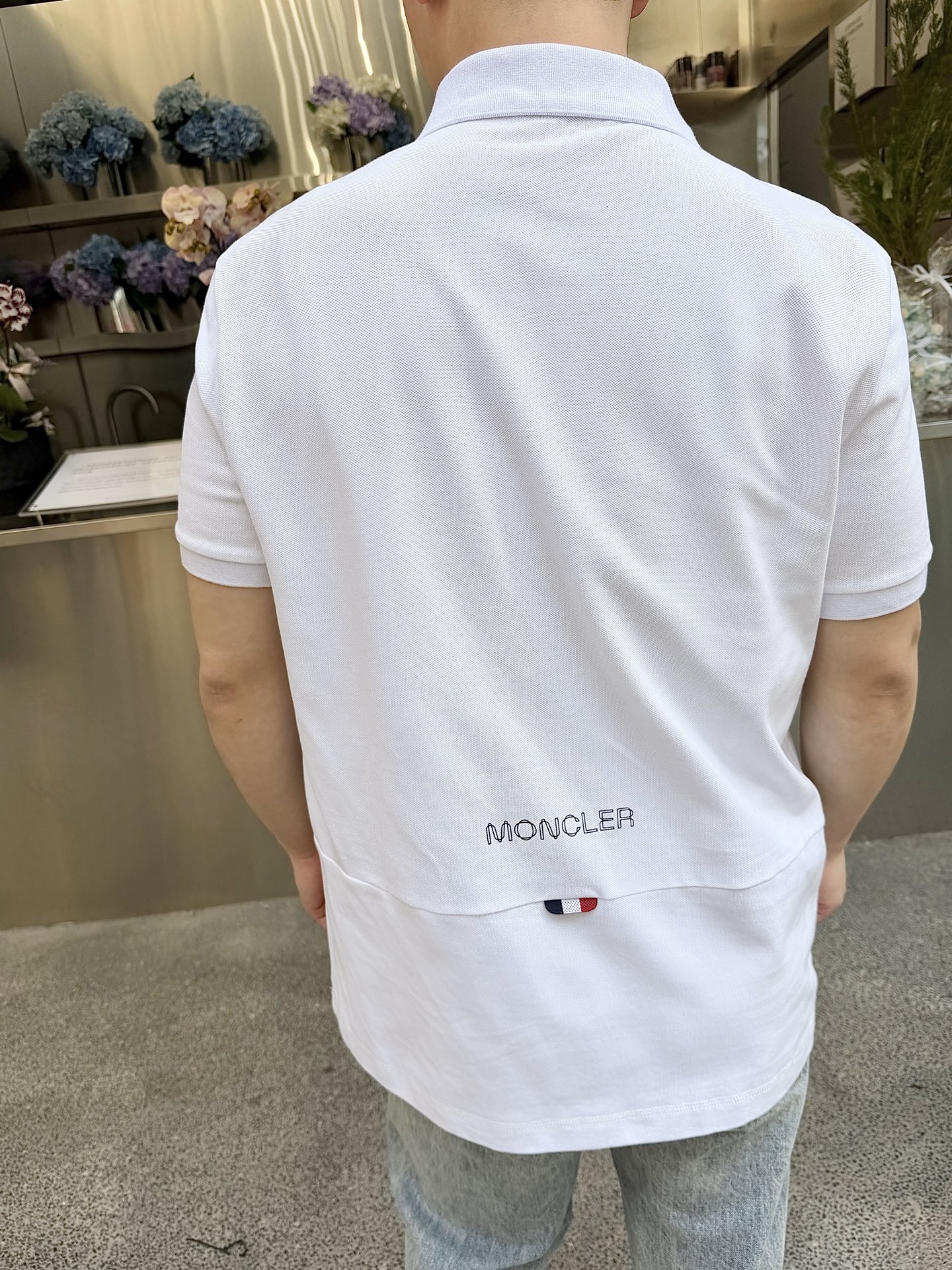 MONCLER MC chaqueta acolchada de espalda con parches, etiqueta negra, polo de manga corta de piqué, referencia de uso
