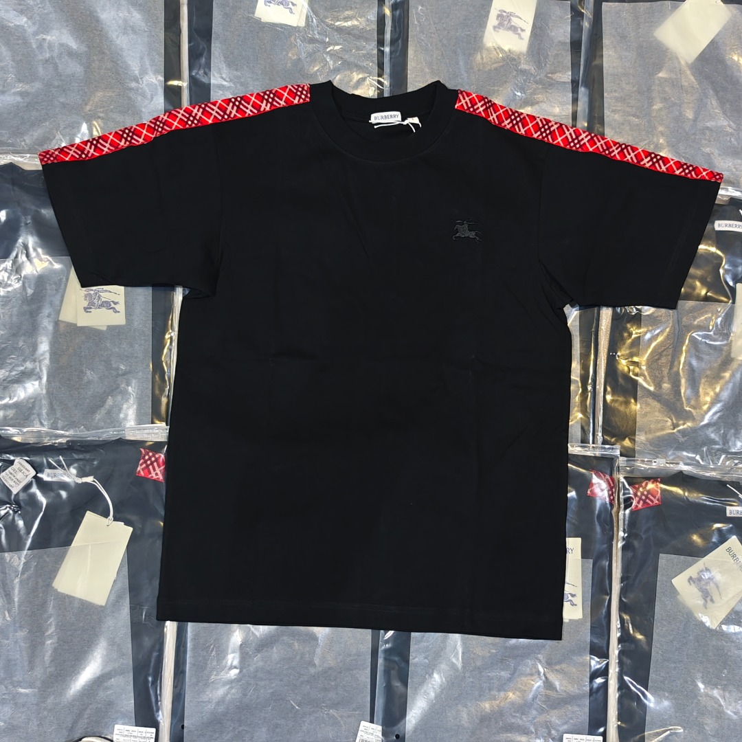 BURBERRY BBR Año del Caballo Serie de Nochevieja Camiseta de manga corta a cuadros con telaraña roja Fotos reales