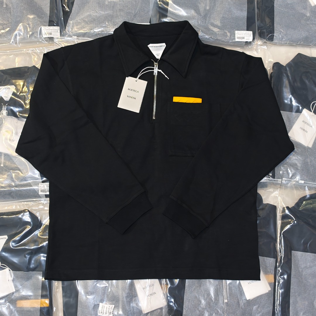 BOTTEGA VENETA BV Camisa Polo de manga larga con cremallera parcial y bolsillo tejido en color liso, fotos re…