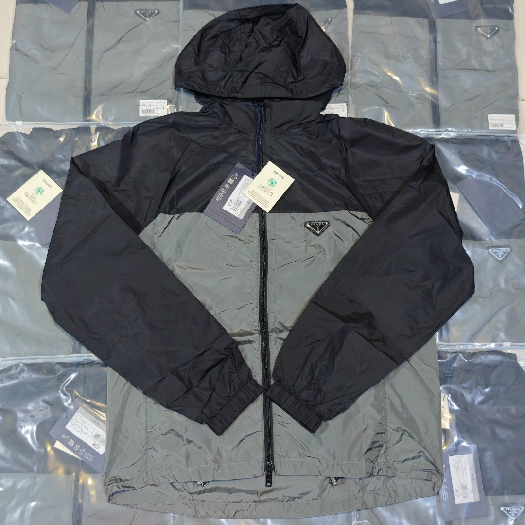 PRADA Chaqueta con capucha con costuras negras y grises de nailon regenerado Prada PRD, toma real