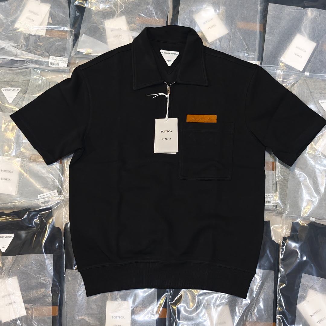 BOTTEGA VENETA BV Camisa Polo de manga corta con cremallera parcial y etiqueta de cuero tejido, fotos reales del lote