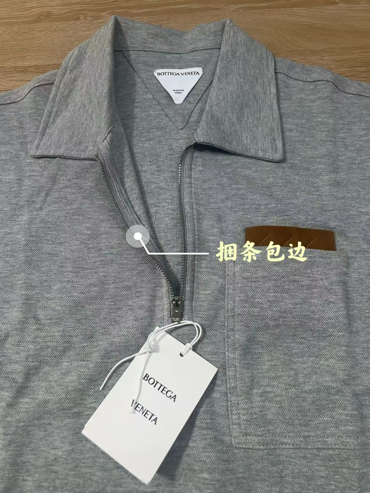 BOTTEGA VENETA BV Camisa Polo de manga corta con cremallera parcial y etiqueta de cuero tejido, proceso de producción