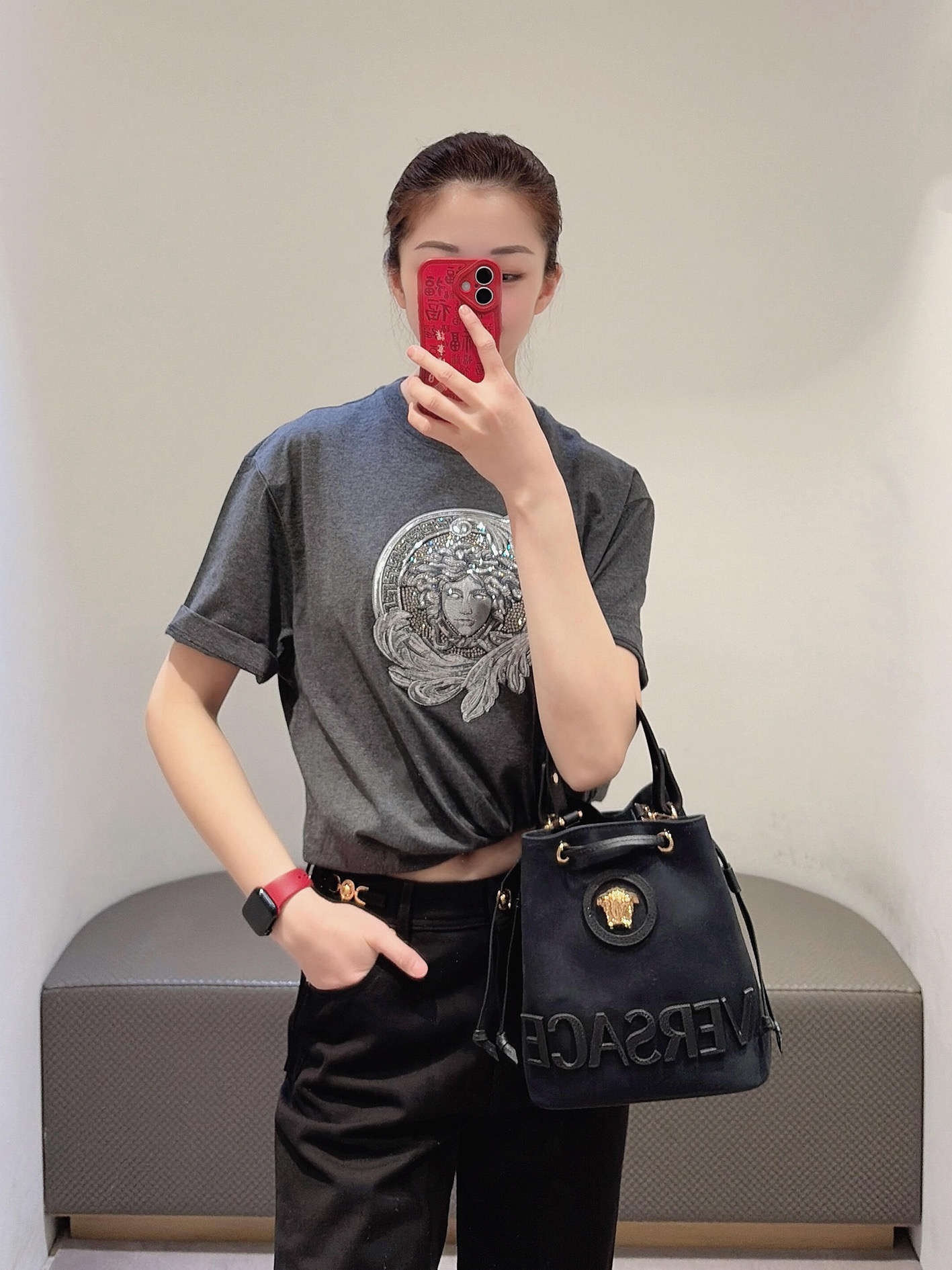 Camiseta de manga corta VERSACE con bordado de Medusa, referencia de uso