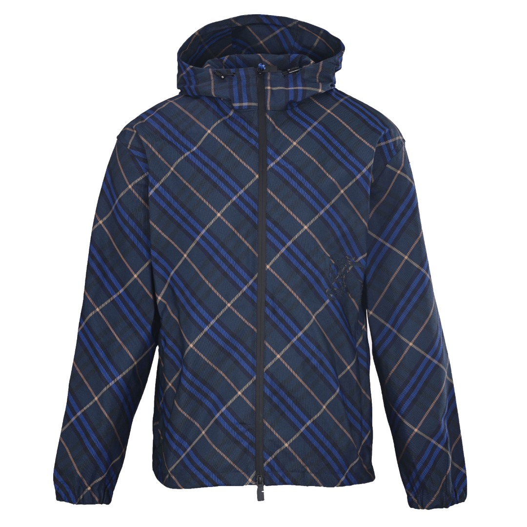 NO:849140,(Higher version) BURBERRY BBR Dark Blue Diamond War Horse Hooded Jacket is made of high-density woven fabric woven from polyester fiber. It has specific high-strength, anti-wrinkle and quick-drying properties. The high-density weaving method increases its durability and windproofness, has excellent breathability, and presents a subtle texture on the surface. The fabric properties make the appearance more crisp, the color saturated, and the texture improved.  Use positioning cutting machine equipment to accurately cut fabrics, and improve the overall quality through optical positioning and mechanical positioning. Ensure that each product meets the high standards of alignment. During the sewing process, the master will always ensure that each piece of fabric can be aligned after being linked, which also greatly increases the process time.  The CAD plate making system is used to preset the physical embroidery area and laser area, and the high-precision war horse embroidery with nearly 9,000 stitches is formed through the 1000rpm needle speed of the embroidery machine. The laser cutting process is then used to accurately remove the base fabric at the embroidery edge area. The laser accuracy of ±0.1mm makes the embroidery smooth and burr-free. SizeM-3XL,,burberry,burberry,jackets & coats,hats,19860909（高版本） BURBERRY巴宝莉BBR 深蓝色菱格战马连帽外套 选用聚酯纤维编织而成的高密度梭织面料.其本身具体高强度,抗皱和快干的特性,高密织法增加其耐用性和防风性,透气性俱佳,表面呈现细微的纹理.面料特性使外观更挺括,色彩饱和,提升质感. 使用定位裁床设备进行精准裁剪布料,通过光学定位和机械定位提高整体质量.确保每一件产品都符合对位对格的高标准.缝纫过程中,师傅会时刻保证每一片面料链接之后能对位对格,这样也大大增加了工序时长. 采用CAD制版系统预设实体绣区域和激光区域,通过绣花机1000rpm针速形成近9000针的高精度战马刺绣.再使用激光切割工艺,在绣花边缘区域精准移除底布面料,±0.1mm的激光精度使绣体平滑无毛边. SizeM-3XL,,burberry,burberry,jackets & coats,hats,,Men's clothing