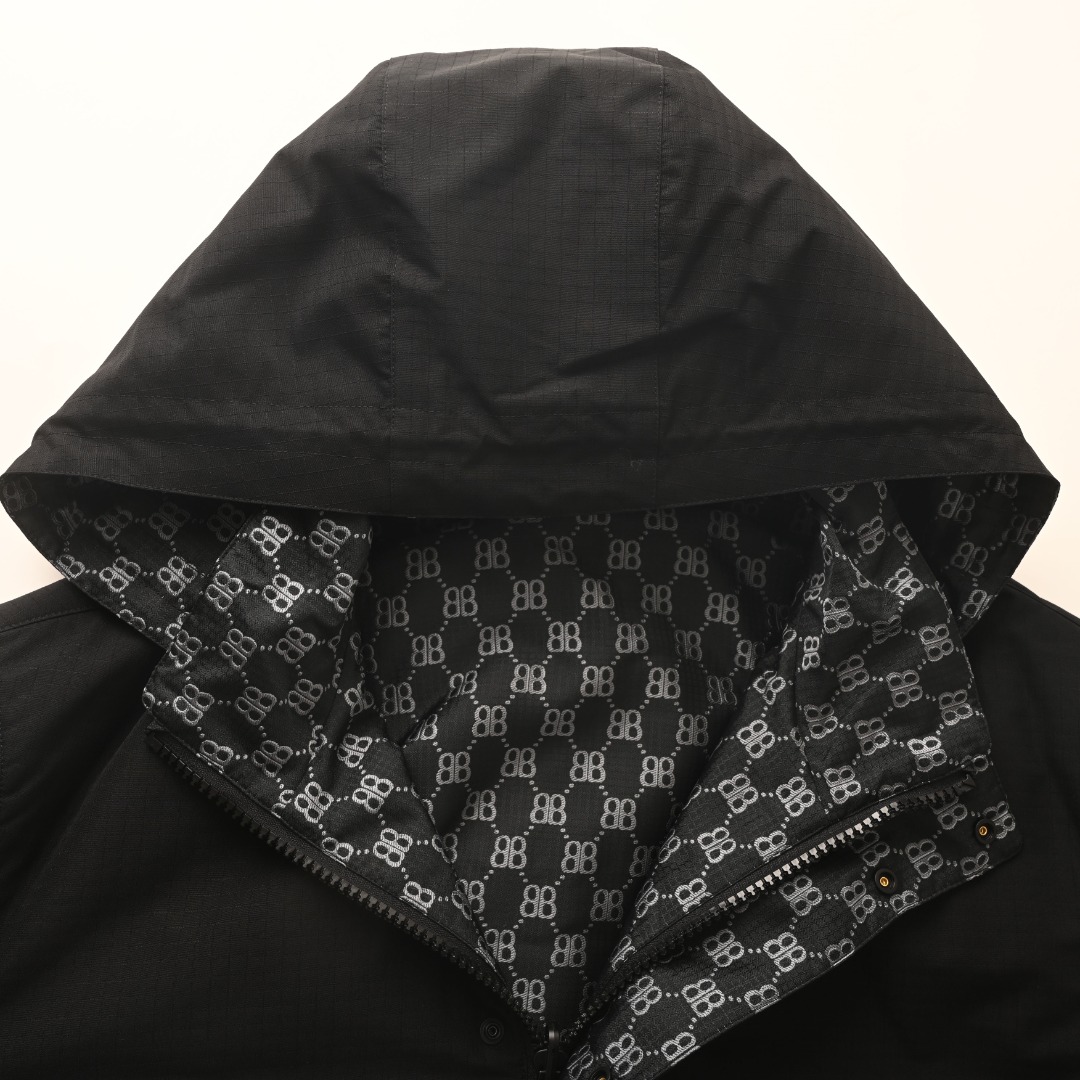 BALENCIAGA/巴黎世家BLCG 满印双B老花3M刺绣双面穿连帽外套冲锋衣 轻便的连帽外套，选用由梭织尼龙面料制成