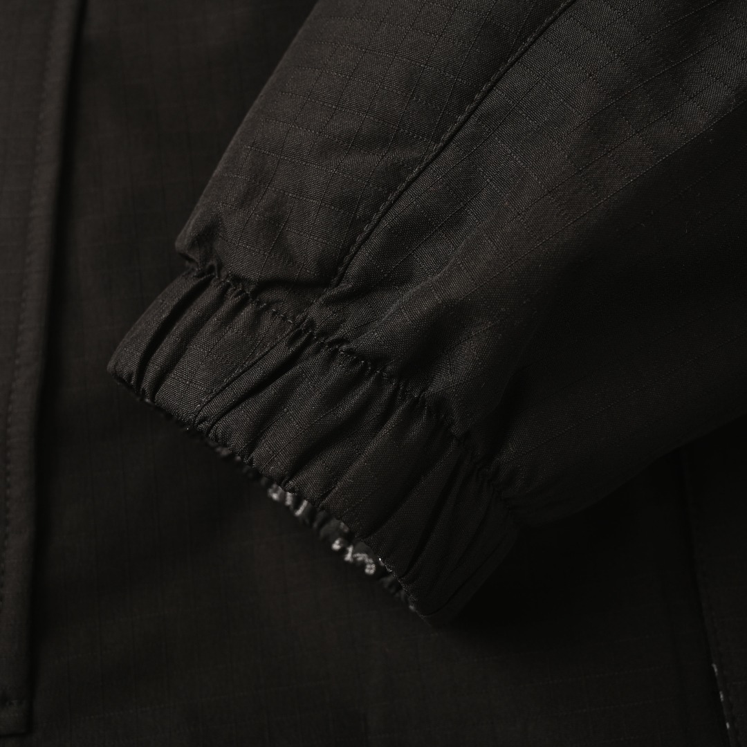 BALENCIAGA/巴黎世家BLCG 满印双B老花3M刺绣双面穿连帽外套冲锋衣 轻便的连帽外套，选用由梭织尼龙面料制成