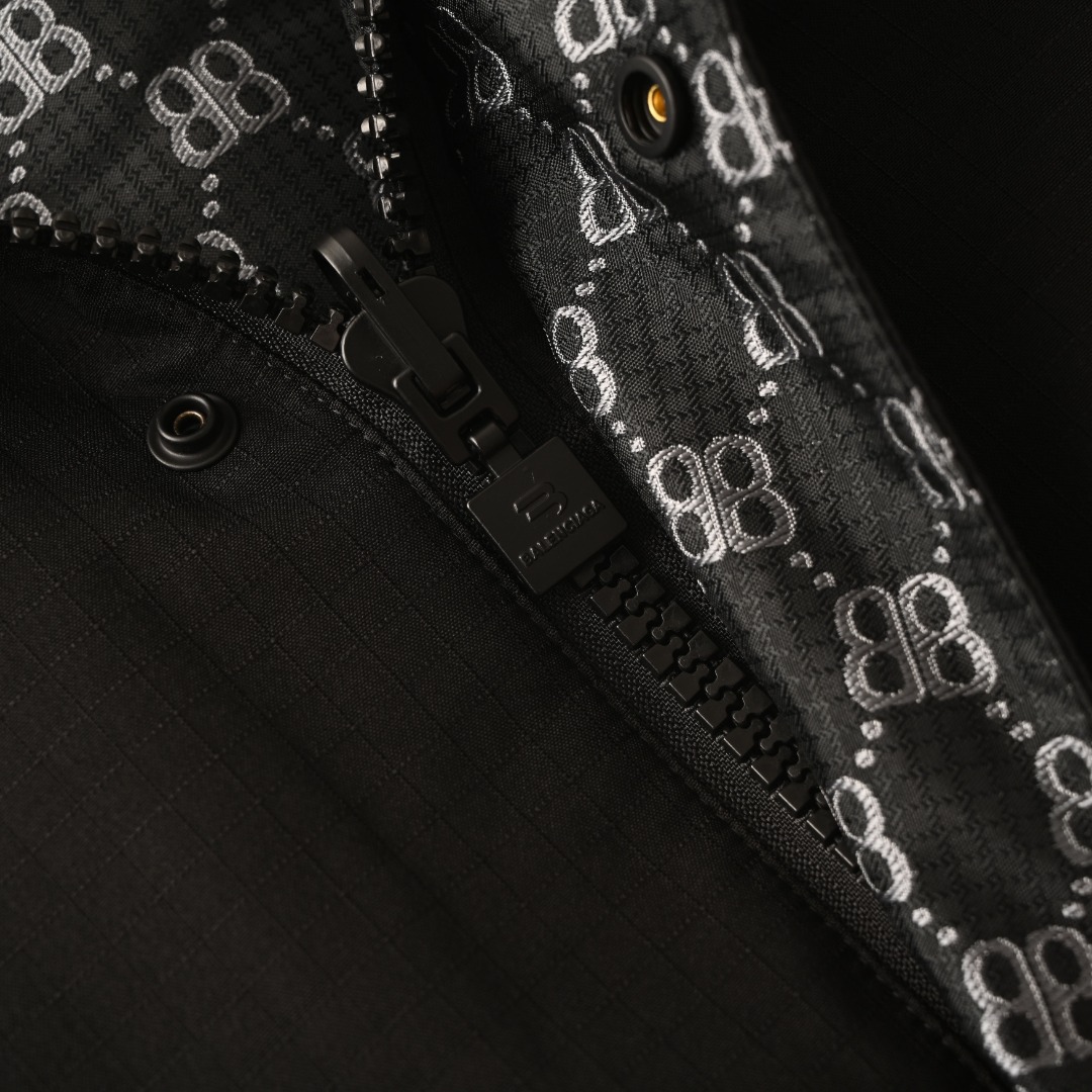 BALENCIAGA/巴黎世家BLCG 满印双B老花3M刺绣双面穿连帽外套冲锋衣 轻便的连帽外套，选用由梭织尼龙面料制成