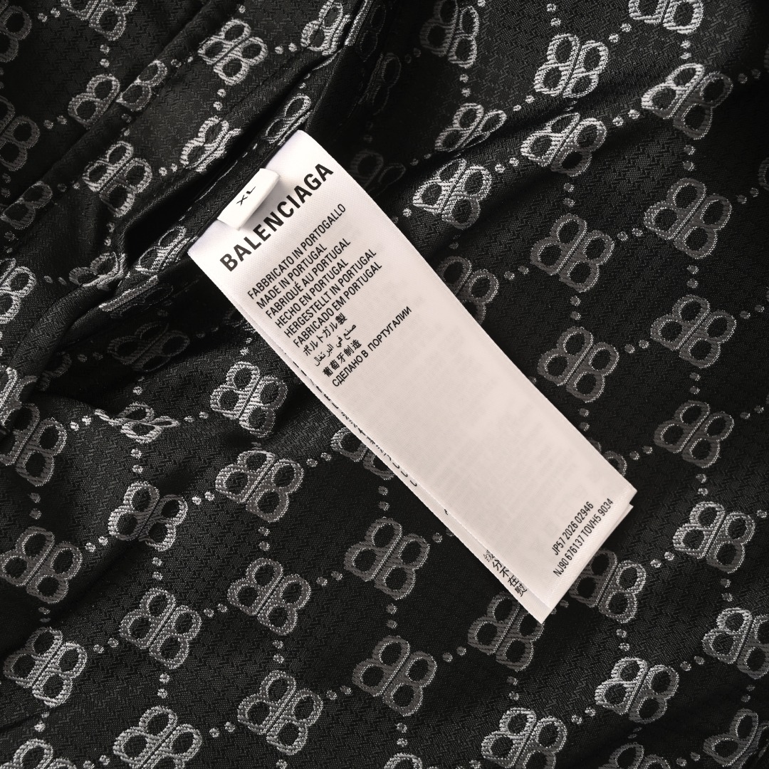 BALENCIAGA/巴黎世家BLCG 满印双B老花3M刺绣双面穿连帽外套冲锋衣 轻便的连帽外套，选用由梭织尼龙面料制成