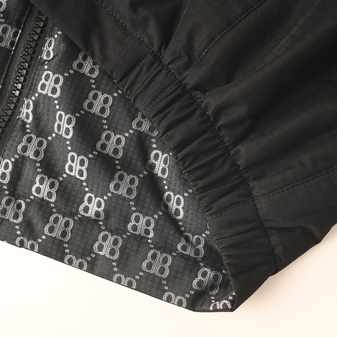 BALENCIAGA/巴黎世家BLCG 满印双B老花3M刺绣双面穿连帽外套冲锋衣 轻便的连帽外套，选用由梭织尼龙面料制成