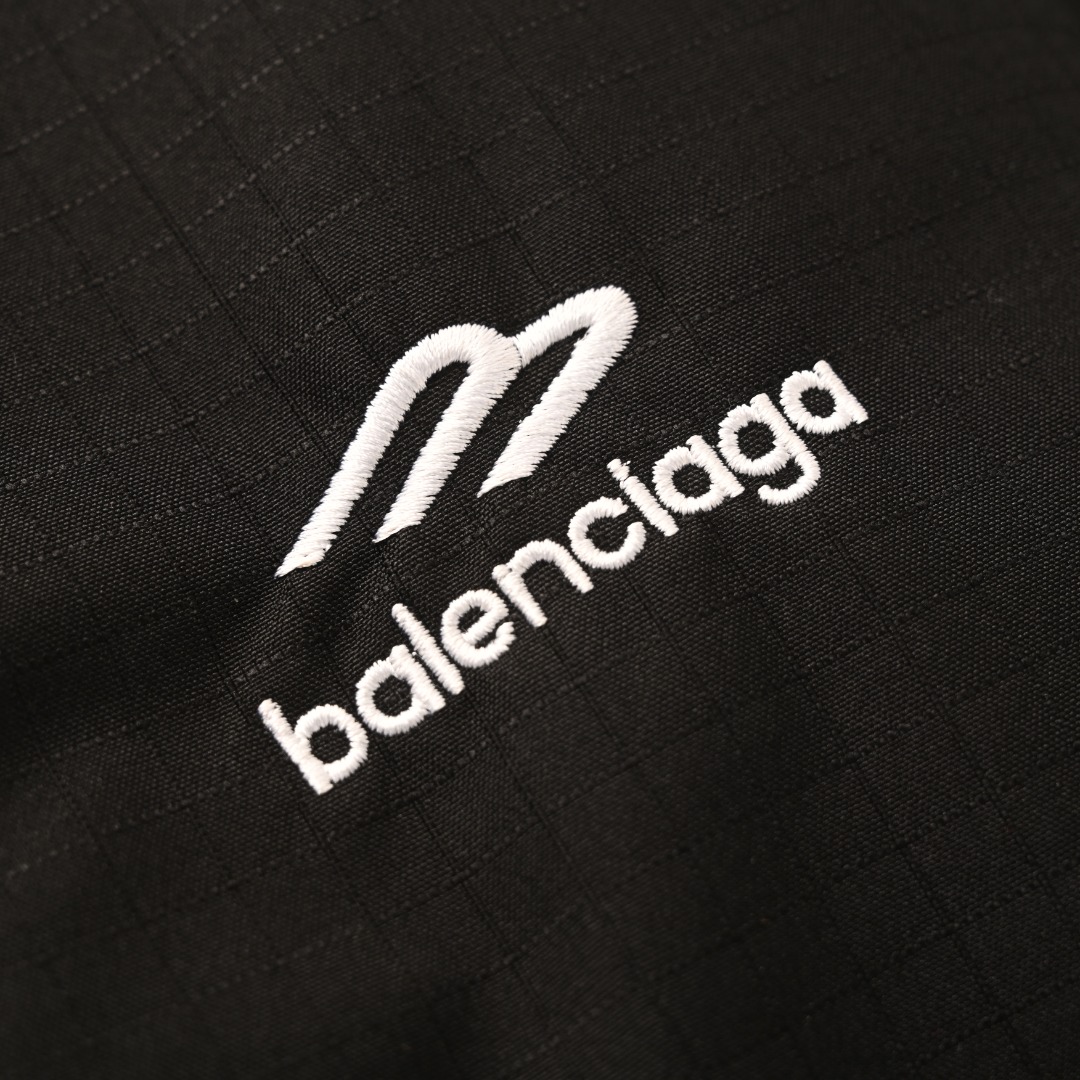 BALENCIAGA/巴黎世家BLCG 满印双B老花3M刺绣双面穿连帽外套冲锋衣 轻便的连帽外套，选用由梭织尼龙面料制成