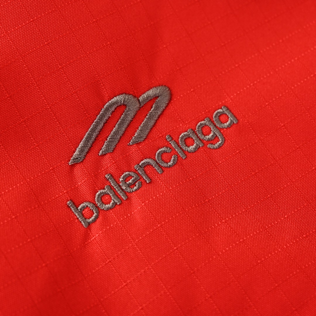 BALENCIAGA/巴黎世家BLCG 满印双B老花3M刺绣双面穿连帽外套冲锋衣 轻便的连帽外套，选用由梭织尼龙面料制成