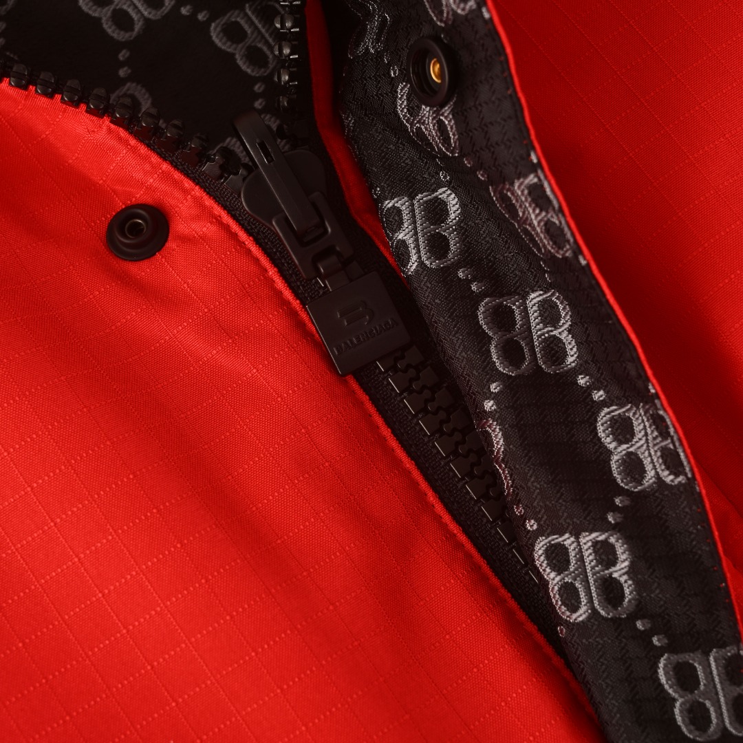 BALENCIAGA/巴黎世家BLCG 满印双B老花3M刺绣双面穿连帽外套冲锋衣 轻便的连帽外套，选用由梭织尼龙面料制成