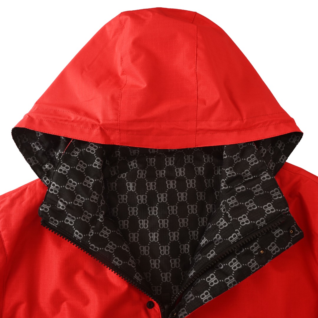 BALENCIAGA/巴黎世家BLCG 满印双B老花3M刺绣双面穿连帽外套冲锋衣 轻便的连帽外套，选用由梭织尼龙面料制成