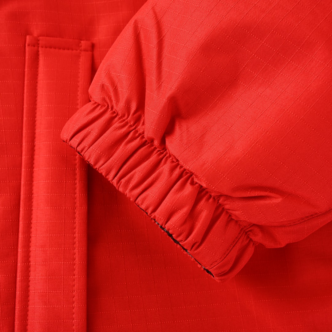BALENCIAGA/巴黎世家BLCG 满印双B老花3M刺绣双面穿连帽外套冲锋衣 轻便的连帽外套，选用由梭织尼龙面料制成