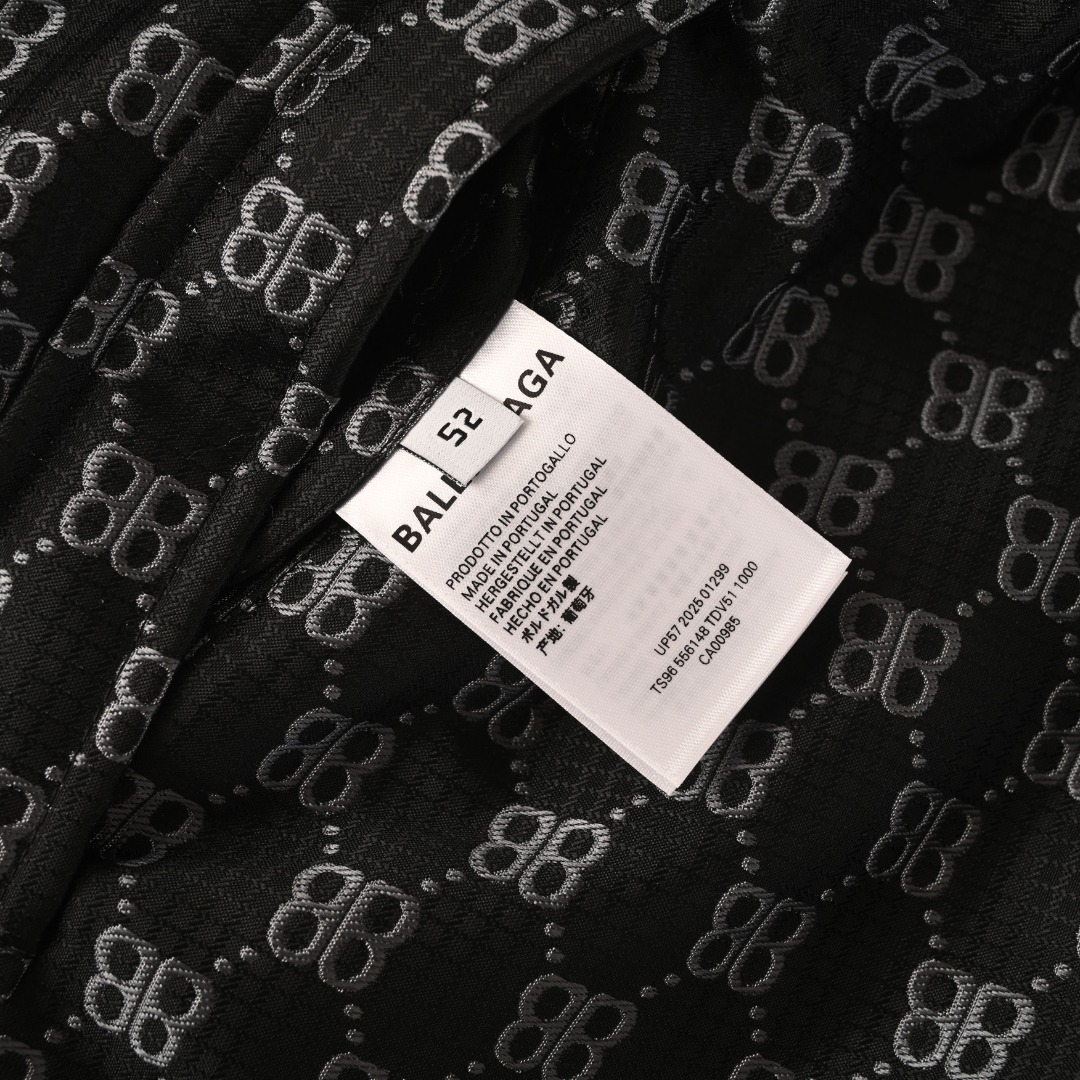 BALENCIAGA/巴黎世家BLCG 满印双B老花3M刺绣双面穿连帽外套冲锋衣 轻便的连帽外套，选用由梭织尼龙面料制成