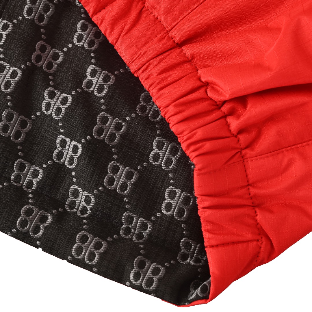 BALENCIAGA/巴黎世家BLCG 满印双B老花3M刺绣双面穿连帽外套冲锋衣 轻便的连帽外套，选用由梭织尼龙面料制成