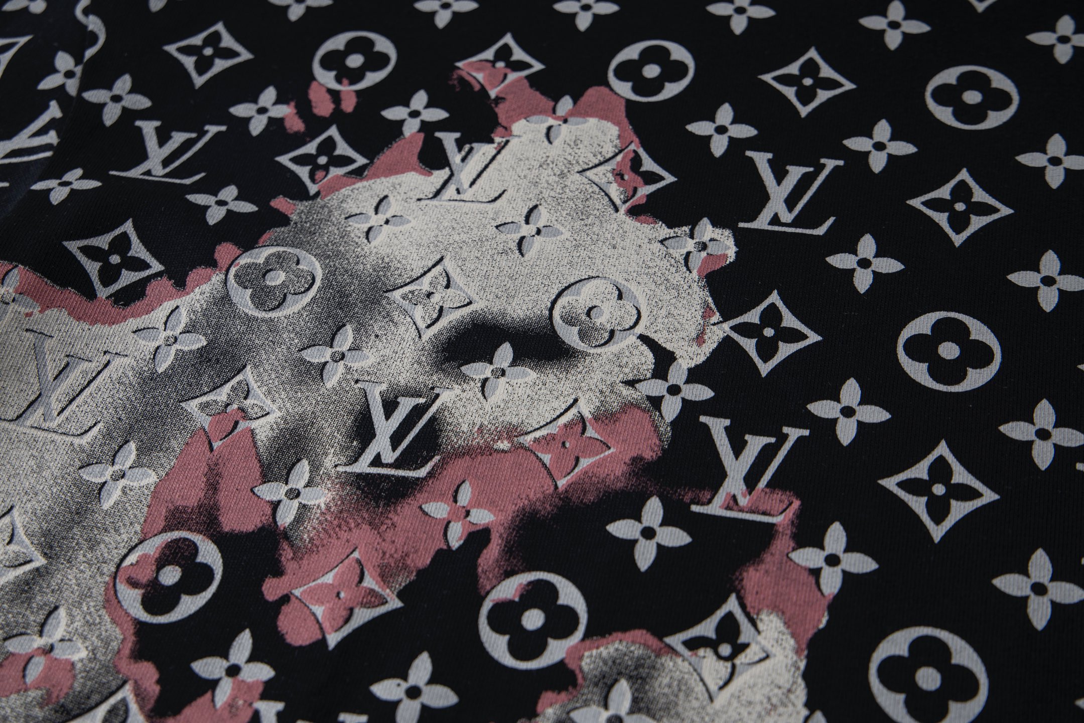 💰95
LOUIS VUITTON/路易威登LV 2025新款火烧云提花涂鸦满印圆领短袖T恤
-面料采用320G 100%纯棉双纱面料 同缸定染特种加粗32支双股1X1螺纹克纯棉面料，保证舒适性同时透气冰爽的同时又不透底！面料上身有型弹性不紧绷日常通勤运动统统yyds
-肩膀采用双针车线跨缝工艺后领口处采用纯棉拉条提升了后颈接触的舒适度布面干净.布纹清晰，柔软舒适
- 全套定制的原版辅料，吊牌，洗水，主唛，防潮纸统统安排到位。版型釆用OS宽松落肩版型.男女同款
Louis Vuitton，法国路威酩轩集团-LVMH旗下品牌，著名奢侈品箱包和皮具品牌，百余年的传奇经典，全球时尚旅行艺术的精致象征。印有“LV”标志这一独特图案的交织字母帆布包，伴随着丰富的传奇色彩和雅典的设计而成为时尚之经典。延续至今，不论后来延伸出来的皮件、丝巾或手表、笔、服装，都是以崇尚精致、品质、舒适的“旅行哲学”，作为设计理念。
颜色：米杏色 黑色
Size: S-XL