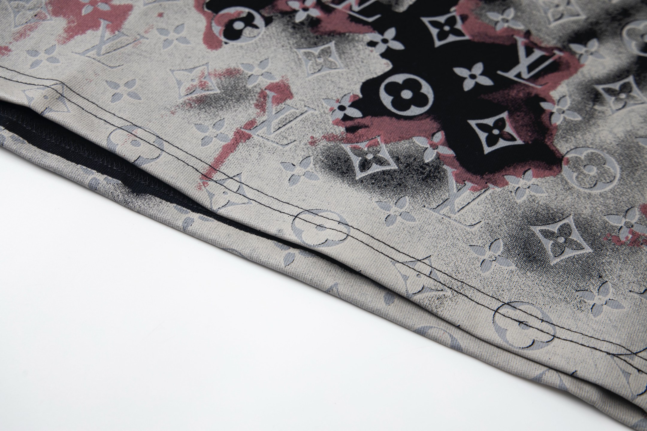💰95
LOUIS VUITTON/路易威登LV 2025新款火烧云提花涂鸦满印圆领短袖T恤
-面料采用320G 100%纯棉双纱面料 同缸定染特种加粗32支双股1X1螺纹克纯棉面料，保证舒适性同时透气冰爽的同时又不透底！面料上身有型弹性不紧绷日常通勤运动统统yyds
-肩膀采用双针车线跨缝工艺后领口处采用纯棉拉条提升了后颈接触的舒适度布面干净.布纹清晰，柔软舒适
- 全套定制的原版辅料，吊牌，洗水，主唛，防潮纸统统安排到位。版型釆用OS宽松落肩版型.男女同款
Louis Vuitton，法国路威酩轩集团-LVMH旗下品牌，著名奢侈品箱包和皮具品牌，百余年的传奇经典，全球时尚旅行艺术的精致象征。印有“LV”标志这一独特图案的交织字母帆布包，伴随着丰富的传奇色彩和雅典的设计而成为时尚之经典。延续至今，不论后来延伸出来的皮件、丝巾或手表、笔、服装，都是以崇尚精致、品质、舒适的“旅行哲学”，作为设计理念。
颜色：米杏色 黑色
Size: S-XL