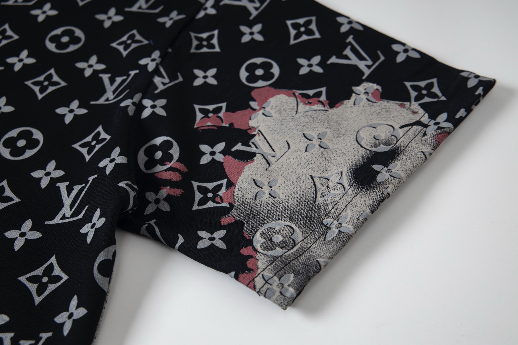 💰95
LOUIS VUITTON/路易威登LV 2025新款火烧云提花涂鸦满印圆领短袖T恤
-面料采用320G 100%纯棉双纱面料 同缸定染特种加粗32支双股1X1螺纹克纯棉面料，保证舒适性同时透气冰爽的同时又不透底！面料上身有型弹性不紧绷日常通勤运动统统yyds
-肩膀采用双针车线跨缝工艺后领口处采用纯棉拉条提升了后颈接触的舒适度布面干净.布纹清晰，柔软舒适
- 全套定制的原版辅料，吊牌，洗水，主唛，防潮纸统统安排到位。版型釆用OS宽松落肩版型.男女同款
Louis Vuitton，法国路威酩轩集团-LVMH旗下品牌，著名奢侈品箱包和皮具品牌，百余年的传奇经典，全球时尚旅行艺术的精致象征。印有“LV”标志这一独特图案的交织字母帆布包，伴随着丰富的传奇色彩和雅典的设计而成为时尚之经典。延续至今，不论后来延伸出来的皮件、丝巾或手表、笔、服装，都是以崇尚精致、品质、舒适的“旅行哲学”，作为设计理念。
颜色：米杏色 黑色
Size: S-XL