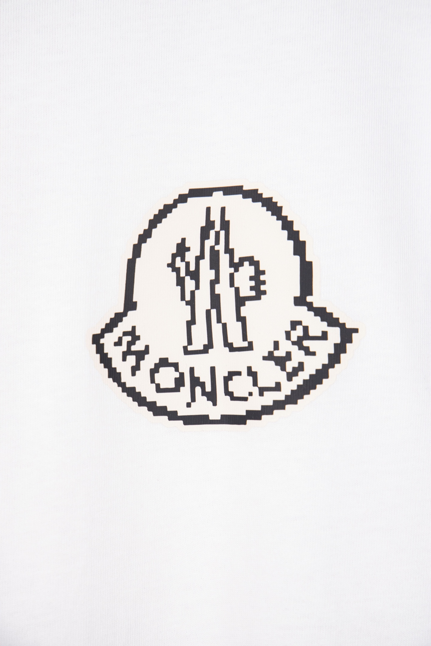 款号：M030
P88 Moncler/蒙口2025S 新款马赛克印花小标短袖T恤
采用280克40支精梳棉面料制成，且经由水洗后面料手感顺滑，不易缩水变形，不易褪色，质感满满。印花采用弹力胶浆印花工艺，整体效果工整整洁，适合夏日清爽干净的百搭T恤，重磅的oversize潮流达人风格， 彰显气质与尚并存的高级感！
Size： S-XL
颜色：黑 白