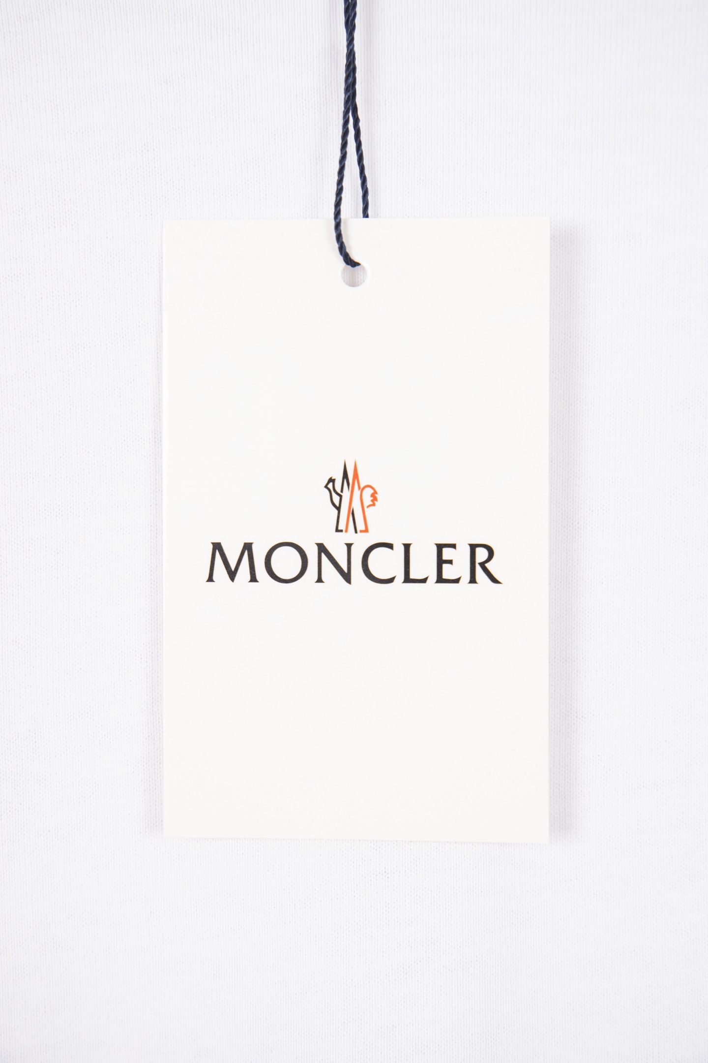 款号：M030
P88 Moncler/蒙口2025S 新款马赛克印花小标短袖T恤
采用280克40支精梳棉面料制成，且经由水洗后面料手感顺滑，不易缩水变形，不易褪色，质感满满。印花采用弹力胶浆印花工艺，整体效果工整整洁，适合夏日清爽干净的百搭T恤，重磅的oversize潮流达人风格， 彰显气质与尚并存的高级感！
Size： S-XL
颜色：黑 白