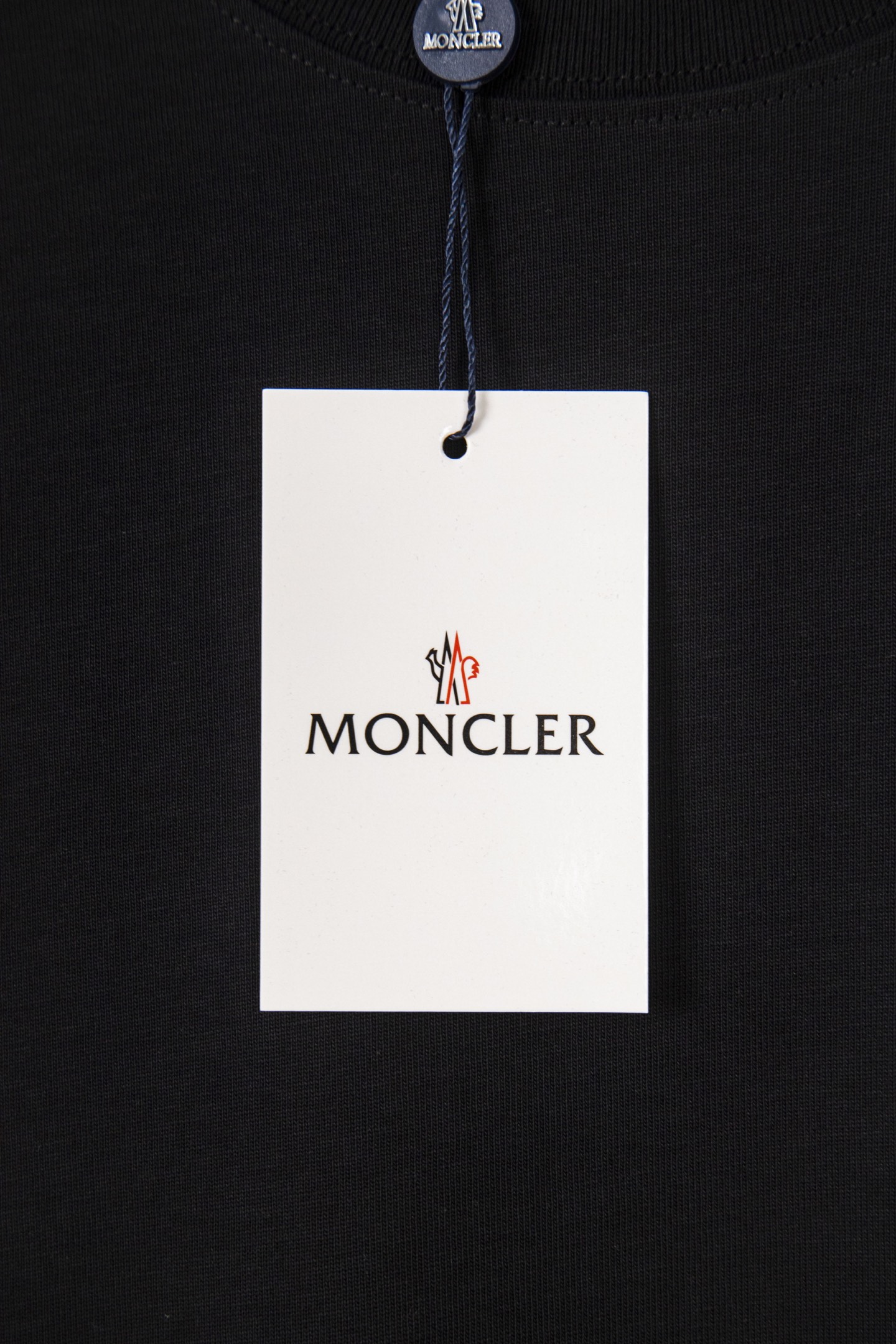 款号：M030
P88 Moncler/蒙口2025S 新款马赛克印花小标短袖T恤
采用280克40支精梳棉面料制成，且经由水洗后面料手感顺滑，不易缩水变形，不易褪色，质感满满。印花采用弹力胶浆印花工艺，整体效果工整整洁，适合夏日清爽干净的百搭T恤，重磅的oversize潮流达人风格， 彰显气质与尚并存的高级感！
Size： S-XL
颜色：黑 白