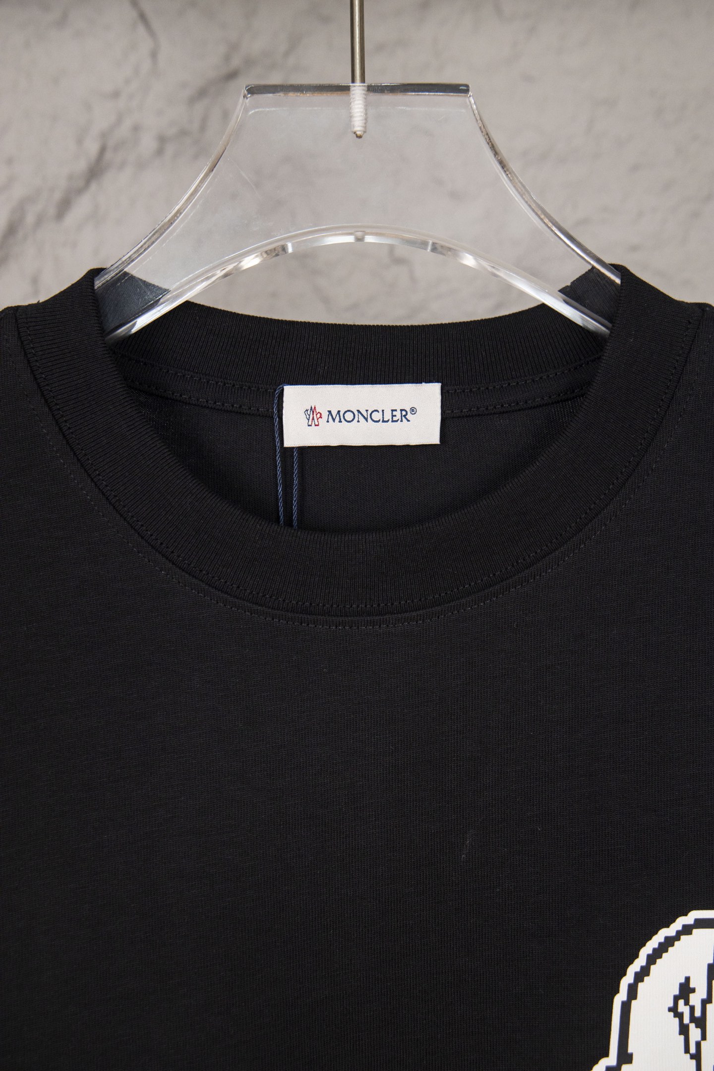 款号：M030
P88 Moncler/蒙口2025S 新款马赛克印花小标短袖T恤
采用280克40支精梳棉面料制成，且经由水洗后面料手感顺滑，不易缩水变形，不易褪色，质感满满。印花采用弹力胶浆印花工艺，整体效果工整整洁，适合夏日清爽干净的百搭T恤，重磅的oversize潮流达人风格， 彰显气质与尚并存的高级感！
Size： S-XL
颜色：黑 白