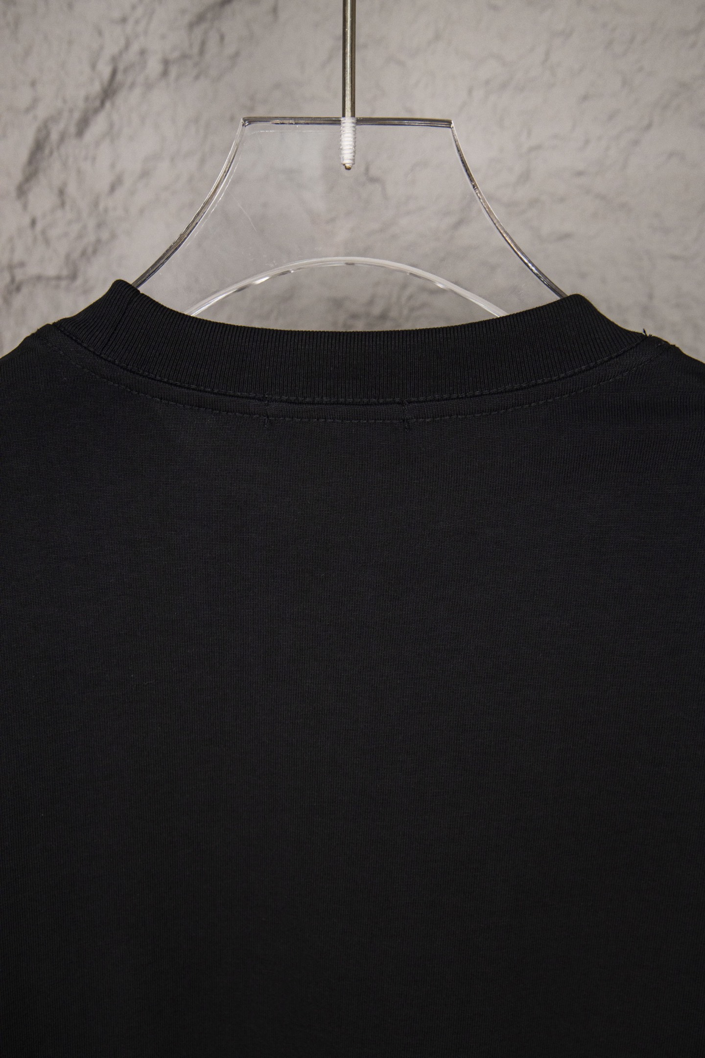 款号：M030
P88 Moncler/蒙口2025S 新款马赛克印花小标短袖T恤
采用280克40支精梳棉面料制成，且经由水洗后面料手感顺滑，不易缩水变形，不易褪色，质感满满。印花采用弹力胶浆印花工艺，整体效果工整整洁，适合夏日清爽干净的百搭T恤，重磅的oversize潮流达人风格， 彰显气质与尚并存的高级感！
Size： S-XL
颜色：黑 白