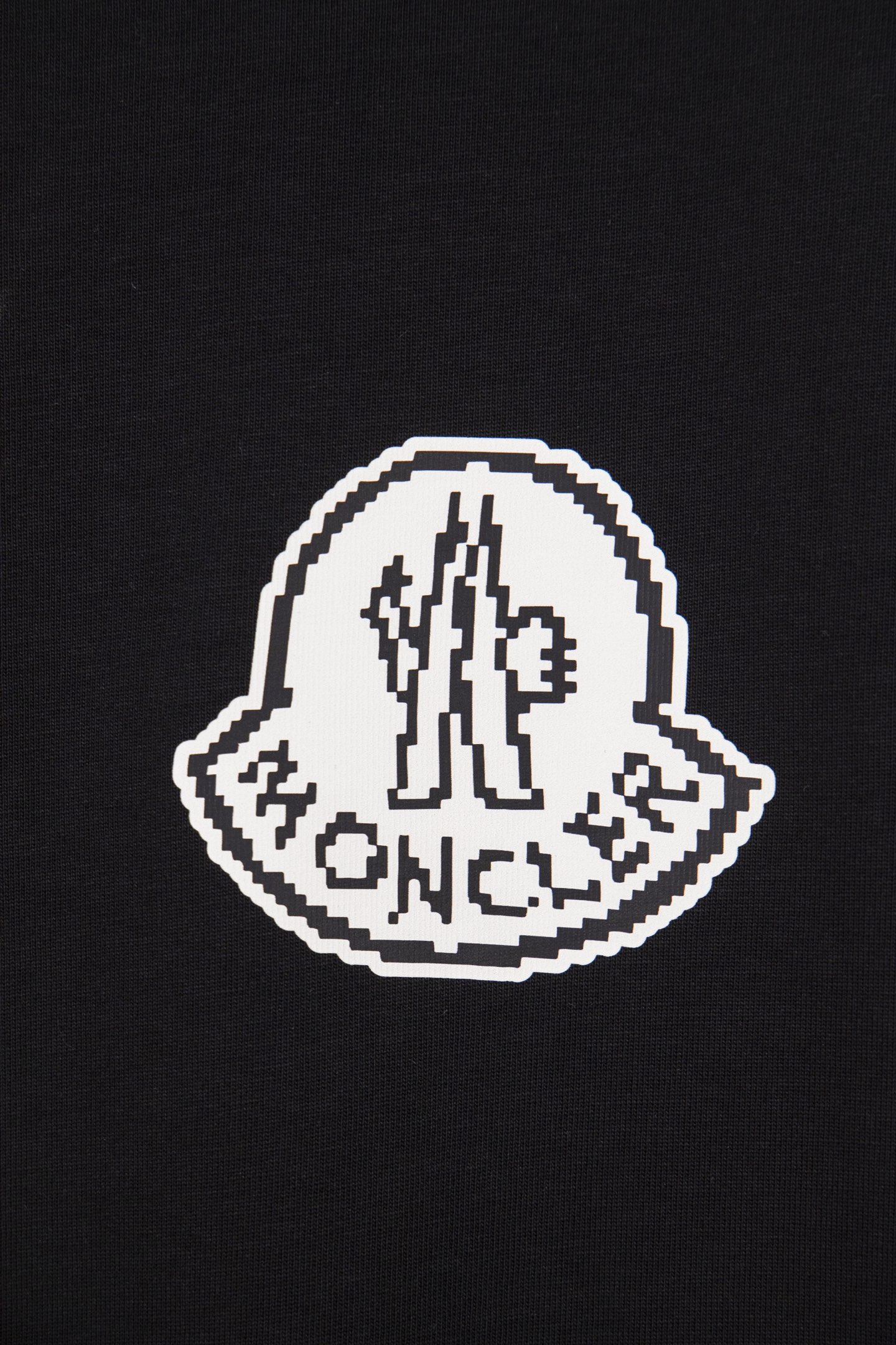款号：M030
P88 Moncler/蒙口2025S 新款马赛克印花小标短袖T恤
采用280克40支精梳棉面料制成，且经由水洗后面料手感顺滑，不易缩水变形，不易褪色，质感满满。印花采用弹力胶浆印花工艺，整体效果工整整洁，适合夏日清爽干净的百搭T恤，重磅的oversize潮流达人风格， 彰显气质与尚并存的高级感！
Size： S-XL
颜色：黑 白