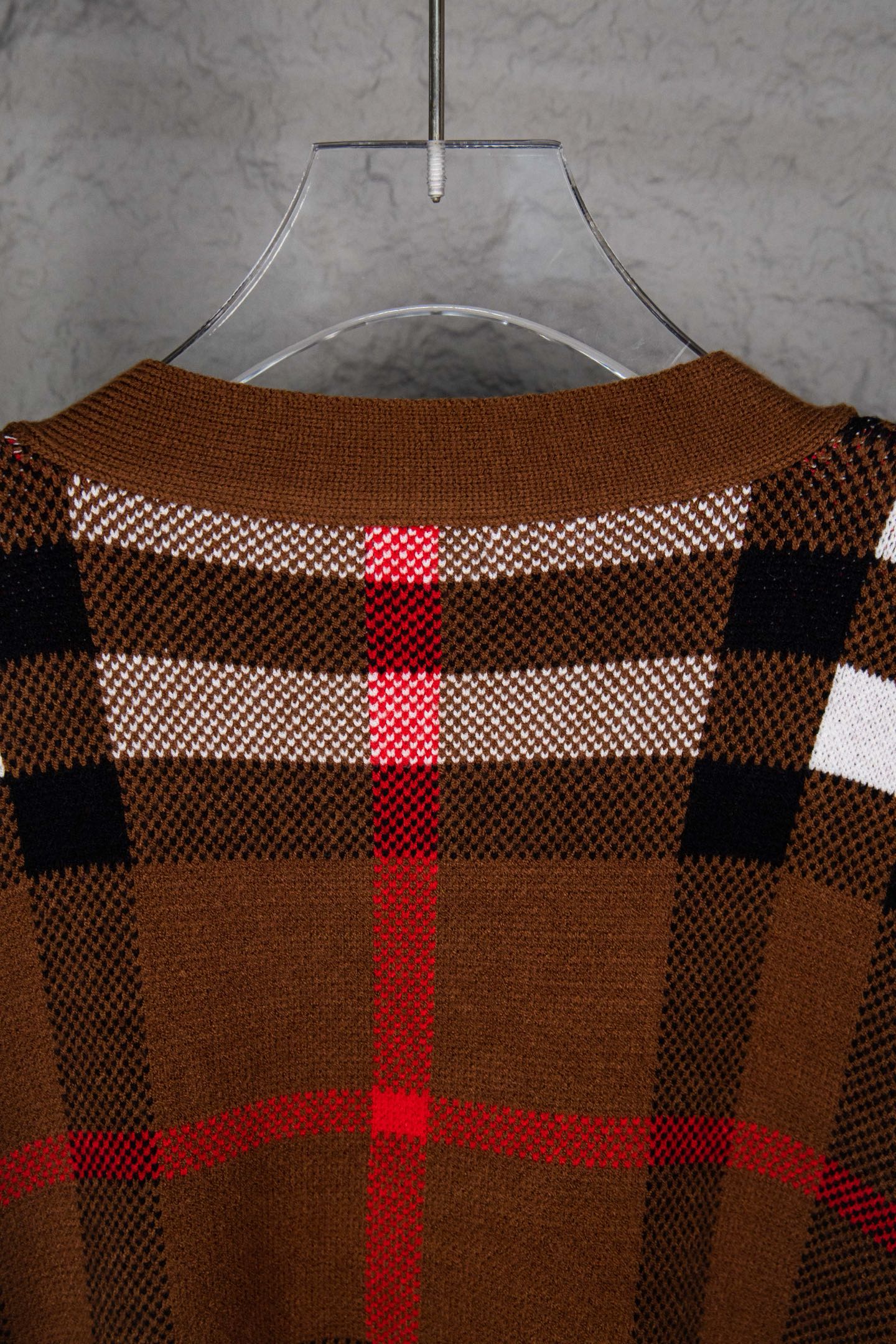 Burberry/巴宝莉 25ss经典条纹格子V领开衫毛衣外套 深卡其 浅卡其