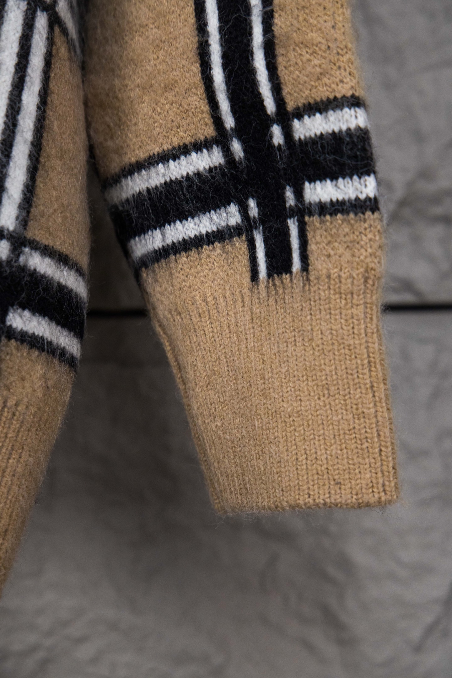 Burberry/巴宝莉 25ss格纹皮牌口袋针织开衫毛衣外套-Chinese UA Cheap High Quatity Brand Clothes Bags handbags Sneakers wholesale wholesaler seller from China Factory suppliers Fashion Clothing Shoes best Quality Beautiful Price Burberry/巴宝莉 25ss格纹皮牌口袋针织开衫毛衣外套