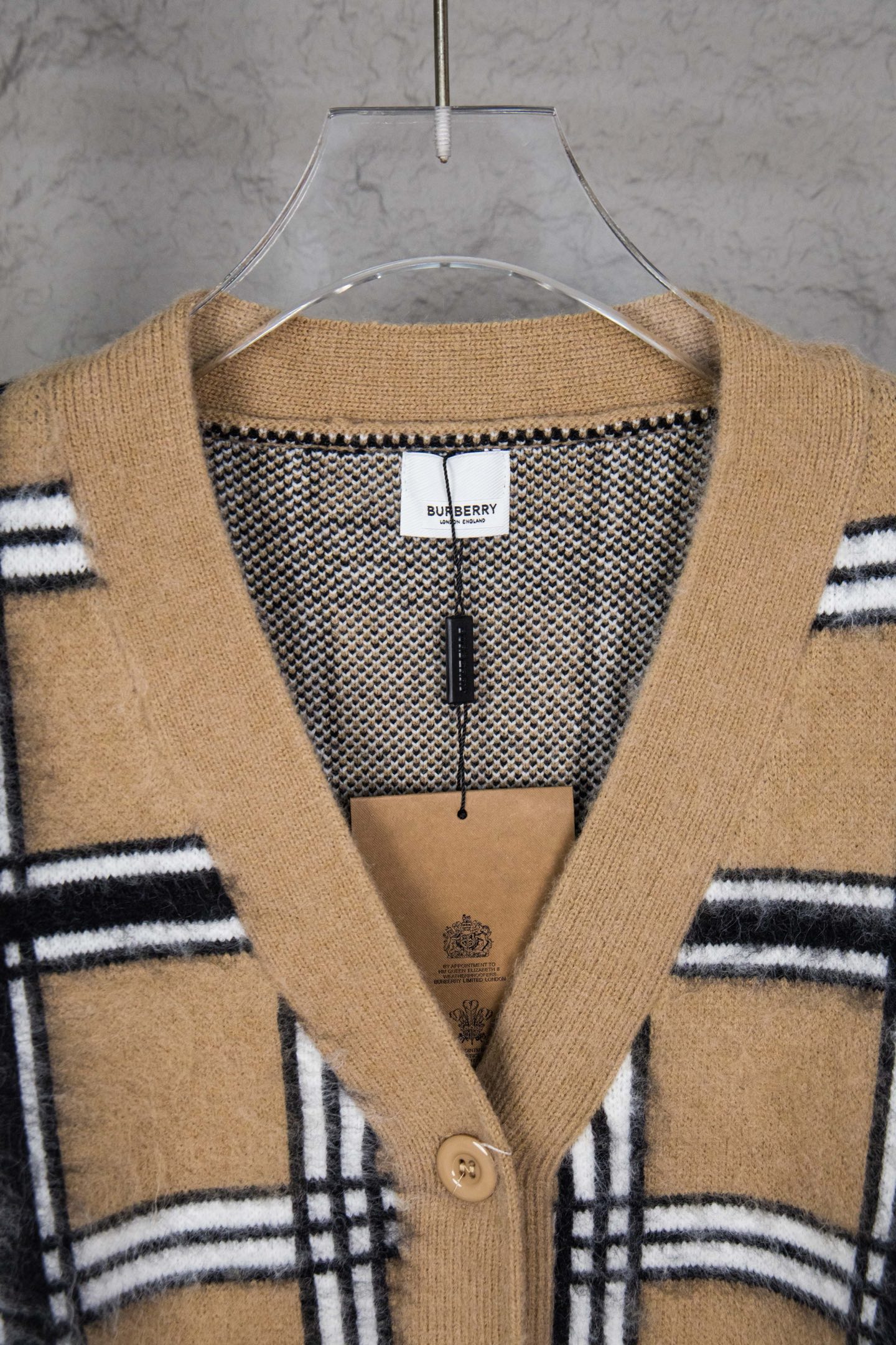 Burberry/巴宝莉 25ss格纹皮牌口袋针织开衫毛衣外套-Chinese UA Cheap High Quatity Brand Clothes Bags handbags Sneakers wholesale wholesaler seller from China Factory suppliers Fashion Clothing Shoes best Quality Beautiful Price Burberry/巴宝莉 25ss格纹皮牌口袋针织开衫毛衣外套