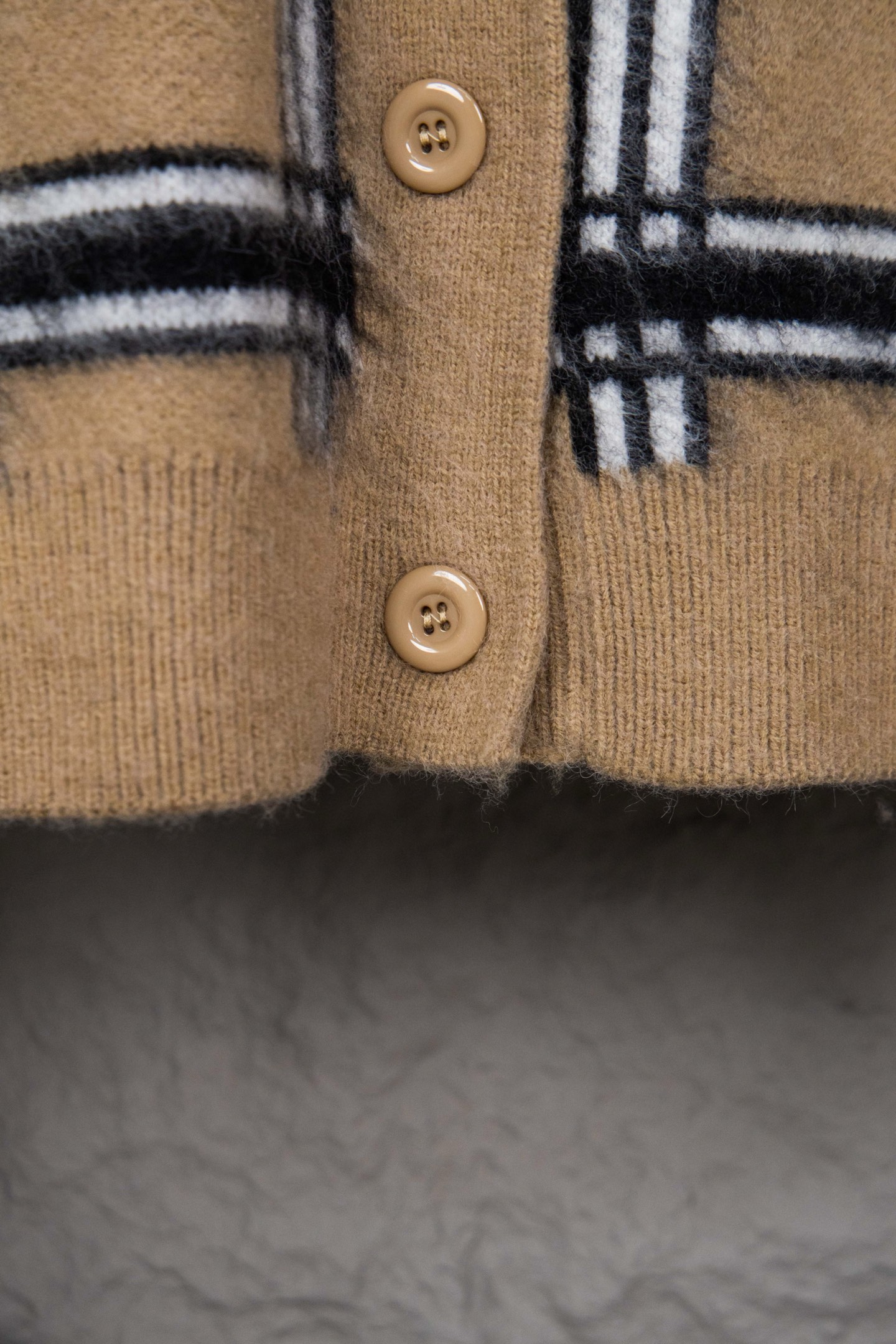 Burberry/巴宝莉 25ss格纹皮牌口袋针织开衫毛衣外套-Chinese UA Cheap High Quatity Brand Clothes Bags handbags Sneakers wholesale wholesaler seller from China Factory suppliers Fashion Clothing Shoes best Quality Beautiful Price Burberry/巴宝莉 25ss格纹皮牌口袋针织开衫毛衣外套