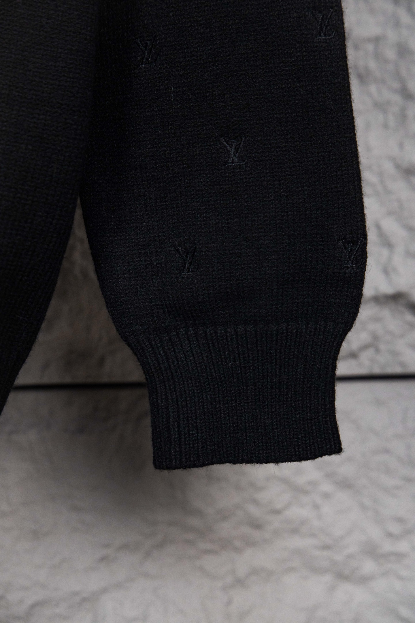 LouisVuitton/路易威登 25ss满幅小刺绣圆领毛衣 黑色-Chinese UA Cheap High Quatity Brand Clothes Bags handbags Sneakers wholesale wholesaler seller from China Factory suppliers Fashion Clothing Shoes best Quality Beautiful Price LouisVuitton/路易威登 25ss满幅小刺绣圆领毛衣 黑色