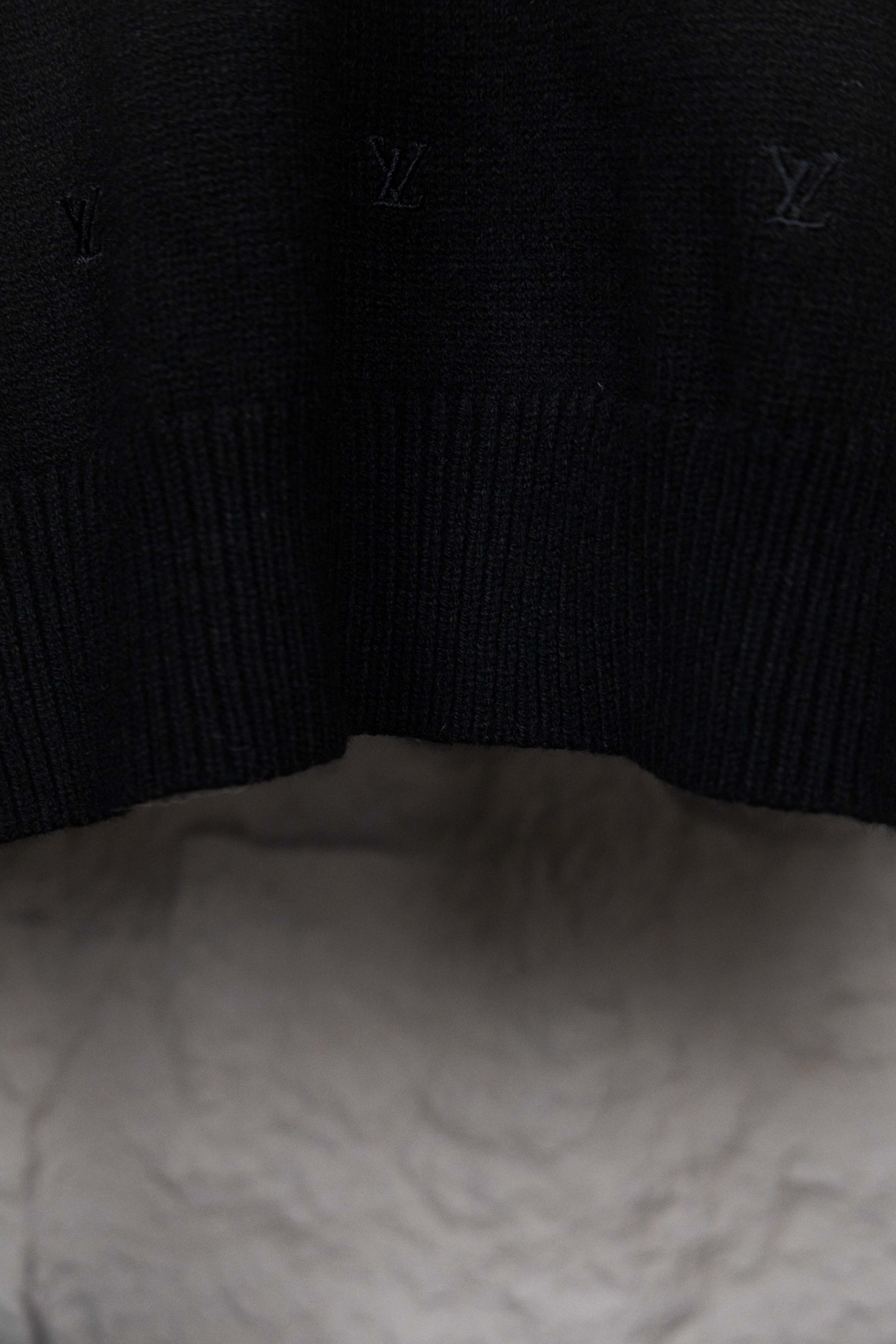 LouisVuitton/路易威登 25ss满幅小刺绣圆领毛衣 黑色-Chinese UA Cheap High Quatity Brand Clothes Bags handbags Sneakers wholesale wholesaler seller from China Factory suppliers Fashion Clothing Shoes best Quality Beautiful Price LouisVuitton/路易威登 25ss满幅小刺绣圆领毛衣 黑色