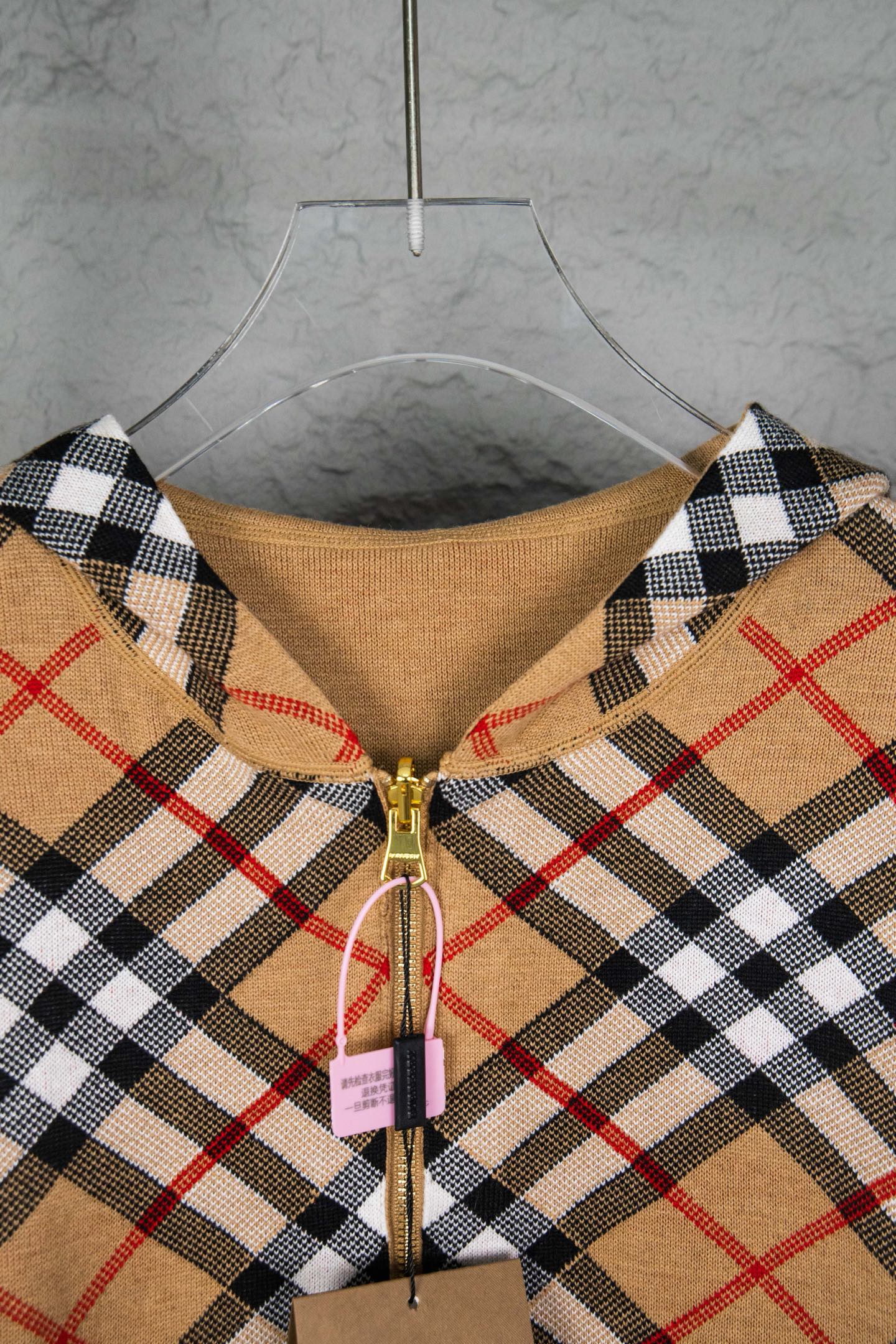 Burberry Cárdigan Jacquard Reversible de Lana con Diseño de Cuadros Clásico 4 i1754495007990 2098 0 2