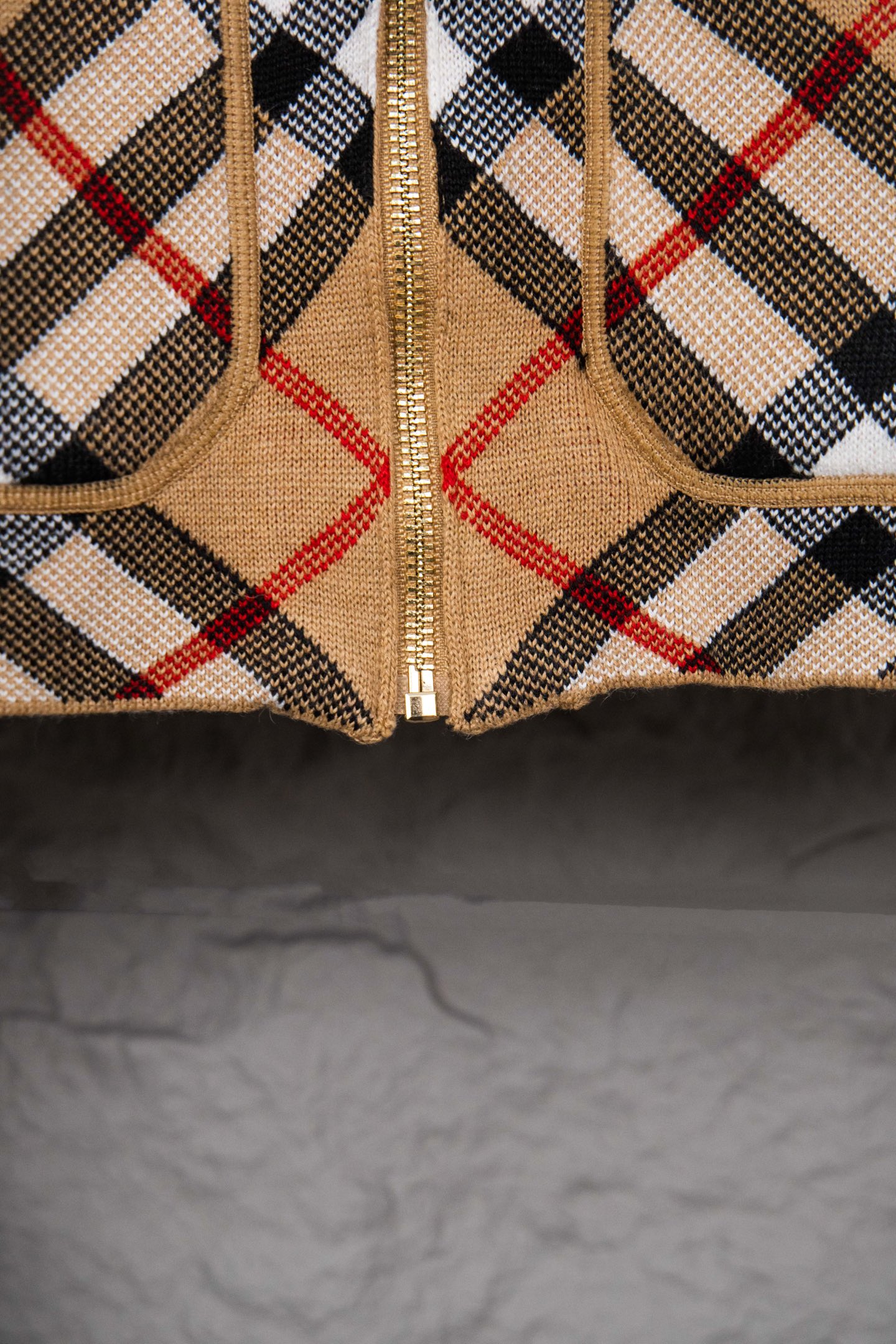 Burberry Cárdigan Jacquard Reversible de Lana con Diseño de Cuadros Clásico 9 i1754495008003 2473 0 7