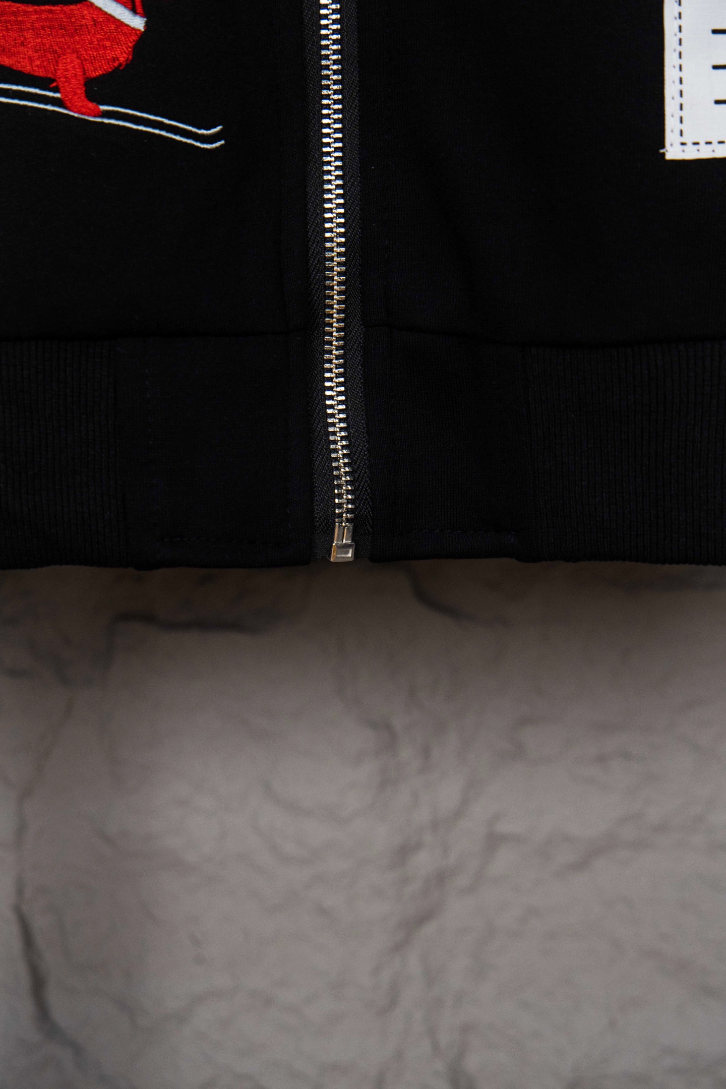 Thom Browne/汤姆布朗 25Fw小狗刺绣四条杠华夫格连帽针织开衫外套黑色-Chinese UA Cheap High Quatity Brand Clothes Bags handbags Sneakers wholesale wholesaler seller from China Factory suppliers Fashion Clothing Shoes best Quality Beautiful Price Thom Browne/汤姆布朗 25Fw小狗刺绣四条杠华夫格连帽针织开衫外套黑色