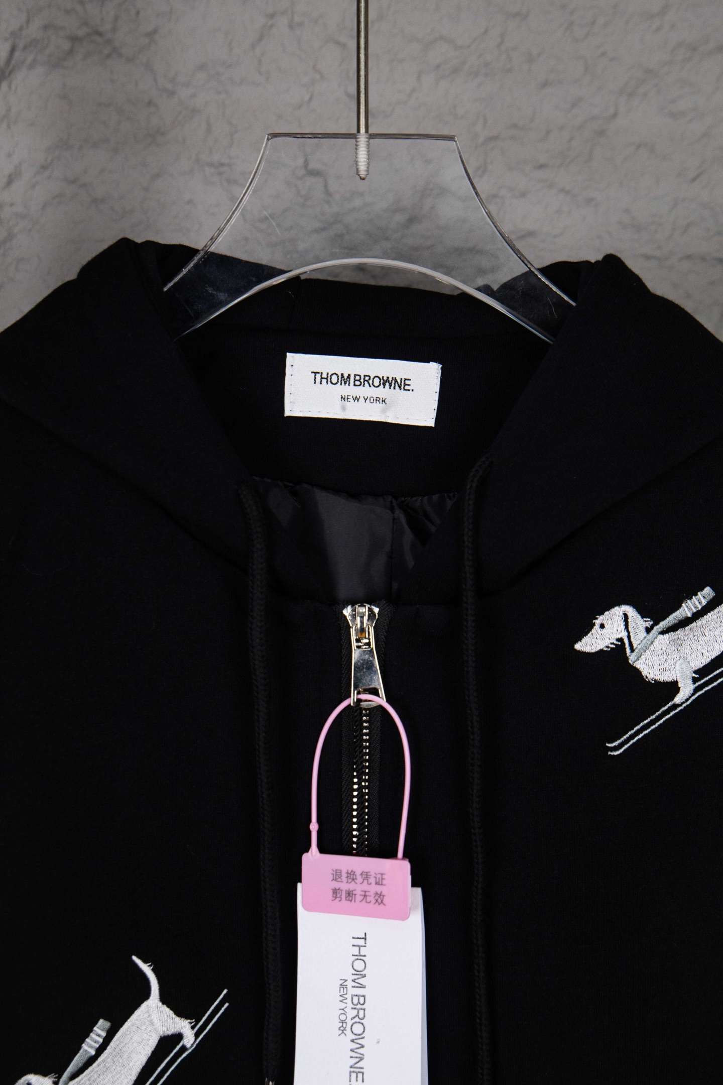 Thom Browne/汤姆布朗 25Fw小狗刺绣四条杠华夫格连帽针织开衫外套黑色-Chinese UA Cheap High Quatity Brand Clothes Bags handbags Sneakers wholesale wholesaler seller from China Factory suppliers Fashion Clothing Shoes best Quality Beautiful Price Thom Browne/汤姆布朗 25Fw小狗刺绣四条杠华夫格连帽针织开衫外套黑色