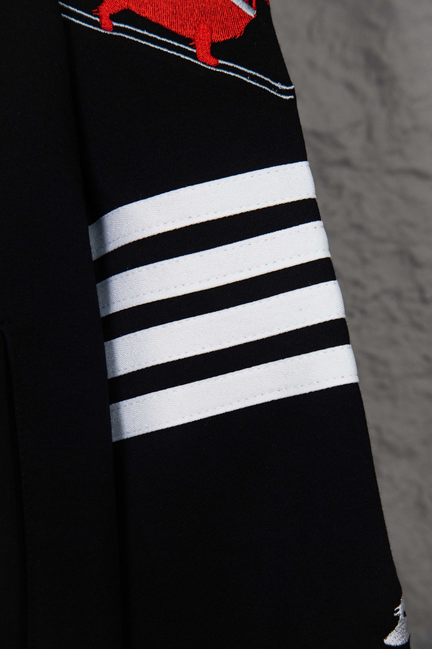 Thom Browne/汤姆布朗 25Fw小狗刺绣四条杠华夫格连帽针织开衫外套黑色-Chinese UA Cheap High Quatity Brand Clothes Bags handbags Sneakers wholesale wholesaler seller from China Factory suppliers Fashion Clothing Shoes best Quality Beautiful Price Thom Browne/汤姆布朗 25Fw小狗刺绣四条杠华夫格连帽针织开衫外套黑色