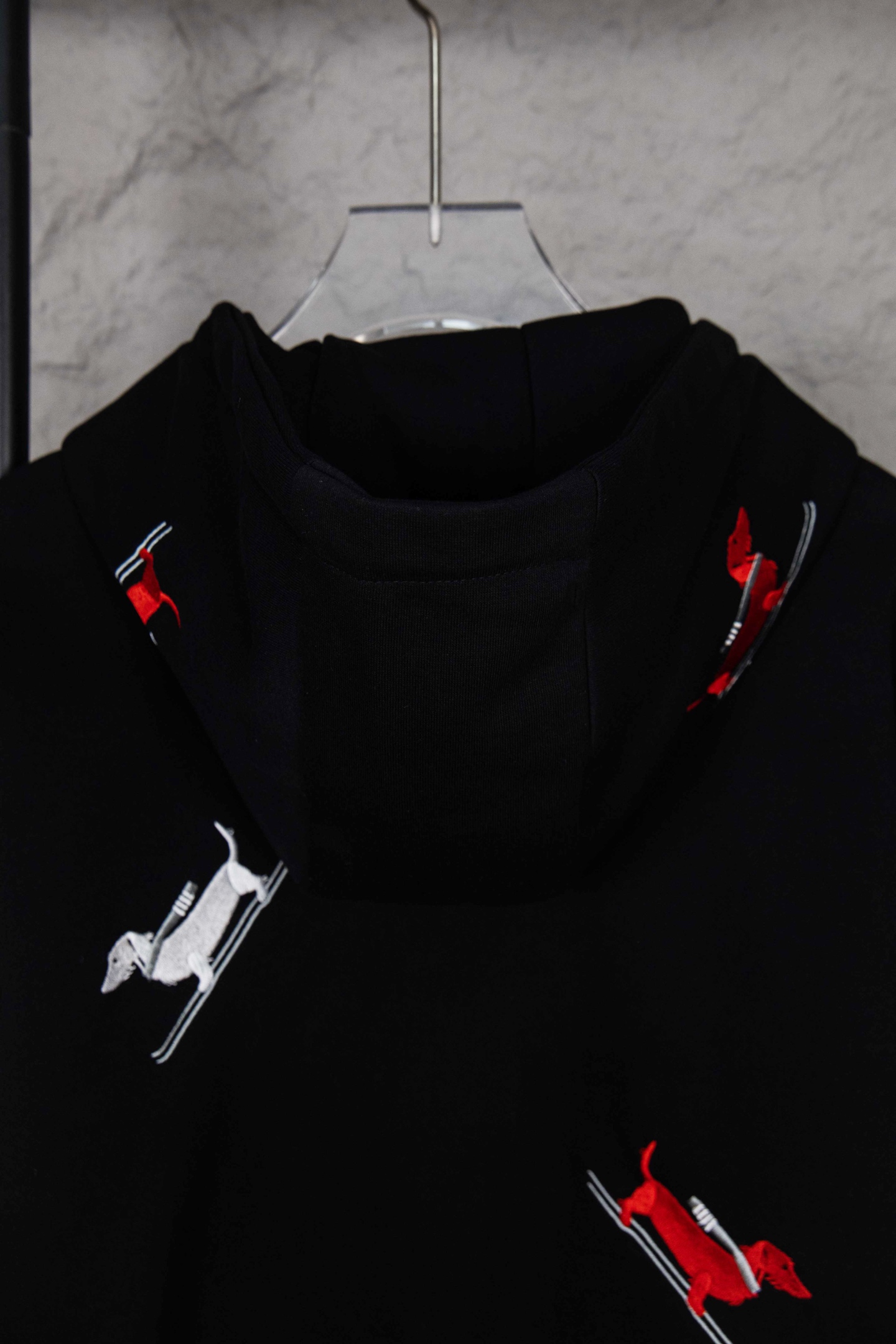 Thom Browne/汤姆布朗 25Fw小狗刺绣四条杠华夫格连帽针织开衫外套黑色-Chinese UA Cheap High Quatity Brand Clothes Bags handbags Sneakers wholesale wholesaler seller from China Factory suppliers Fashion Clothing Shoes best Quality Beautiful Price Thom Browne/汤姆布朗 25Fw小狗刺绣四条杠华夫格连帽针织开衫外套黑色